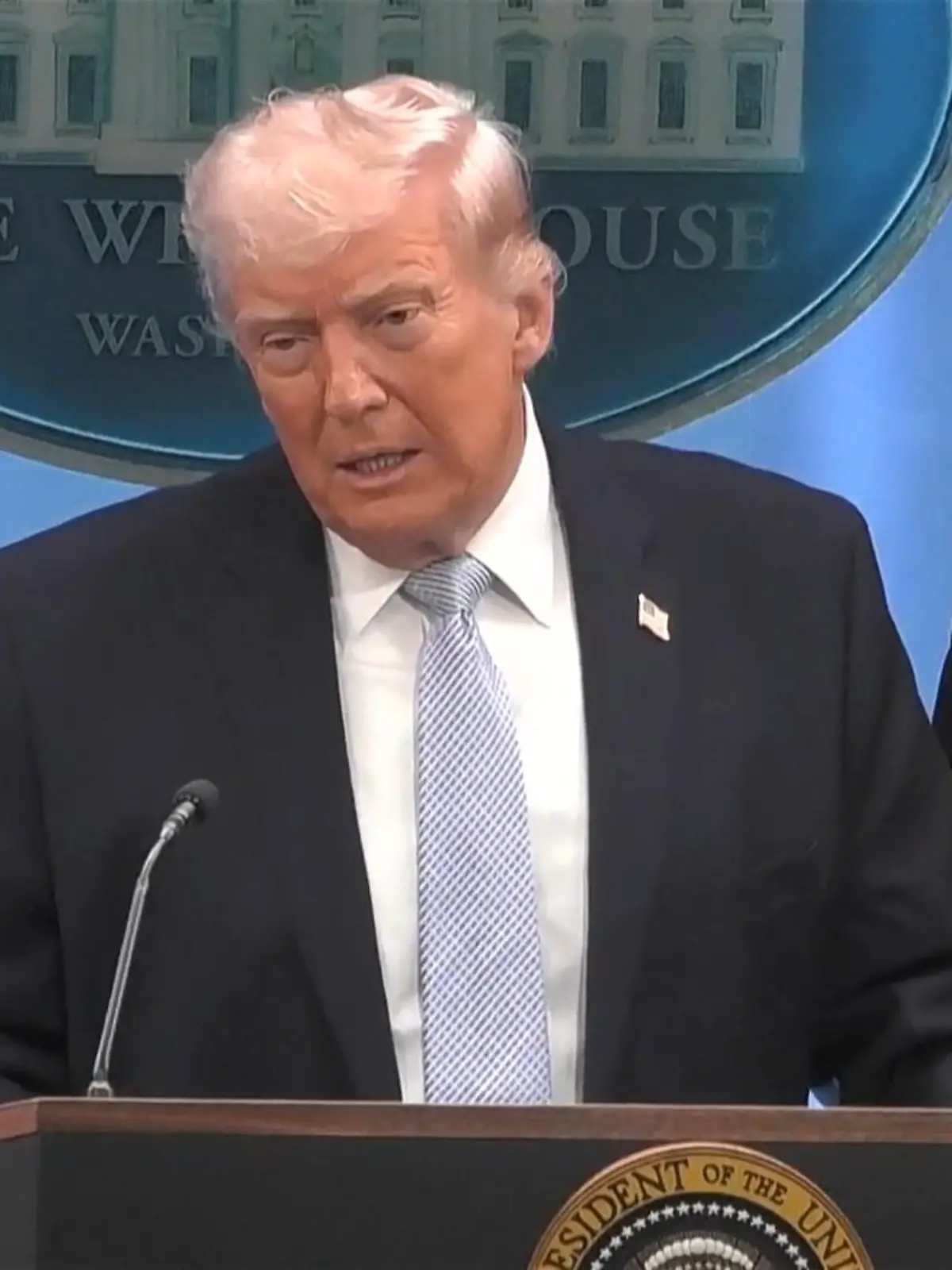 Bild zu: "Komplette Zerstörung!? US-Präsident Donald Trump mit scharfer Drohung ans Mullah-Regime"