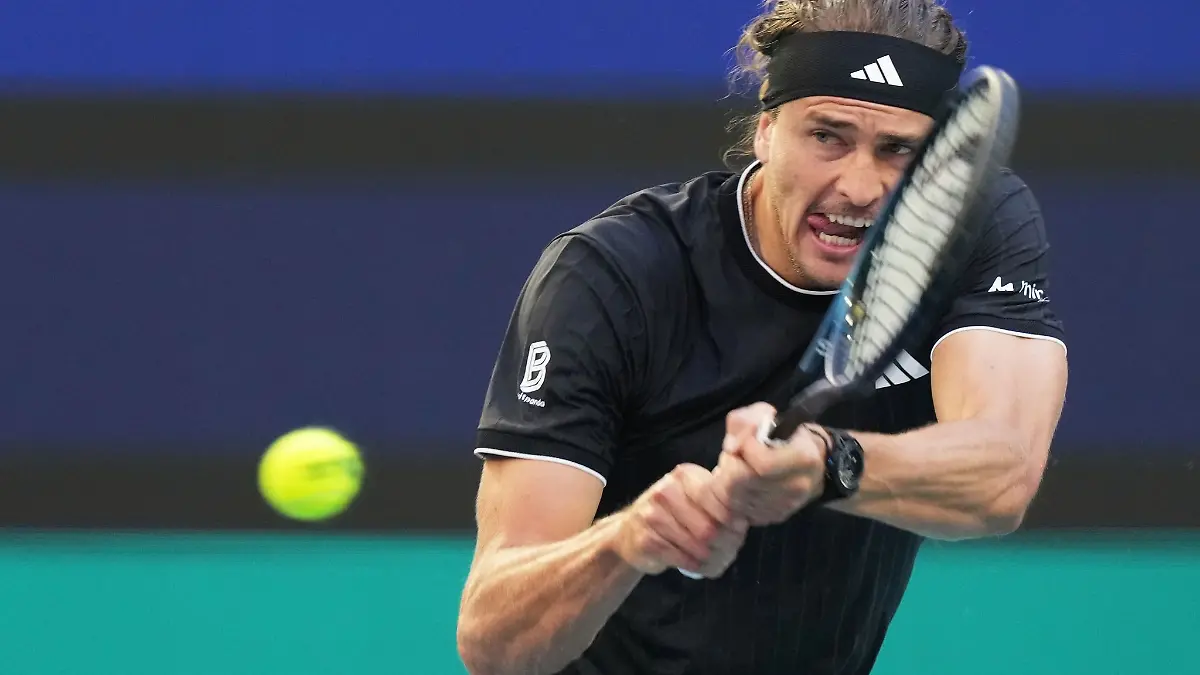 Voller Fokus auf den Ball - und jetzt auch auf die Sandplatzsaison: Alexander Zverev. (Archivbild)