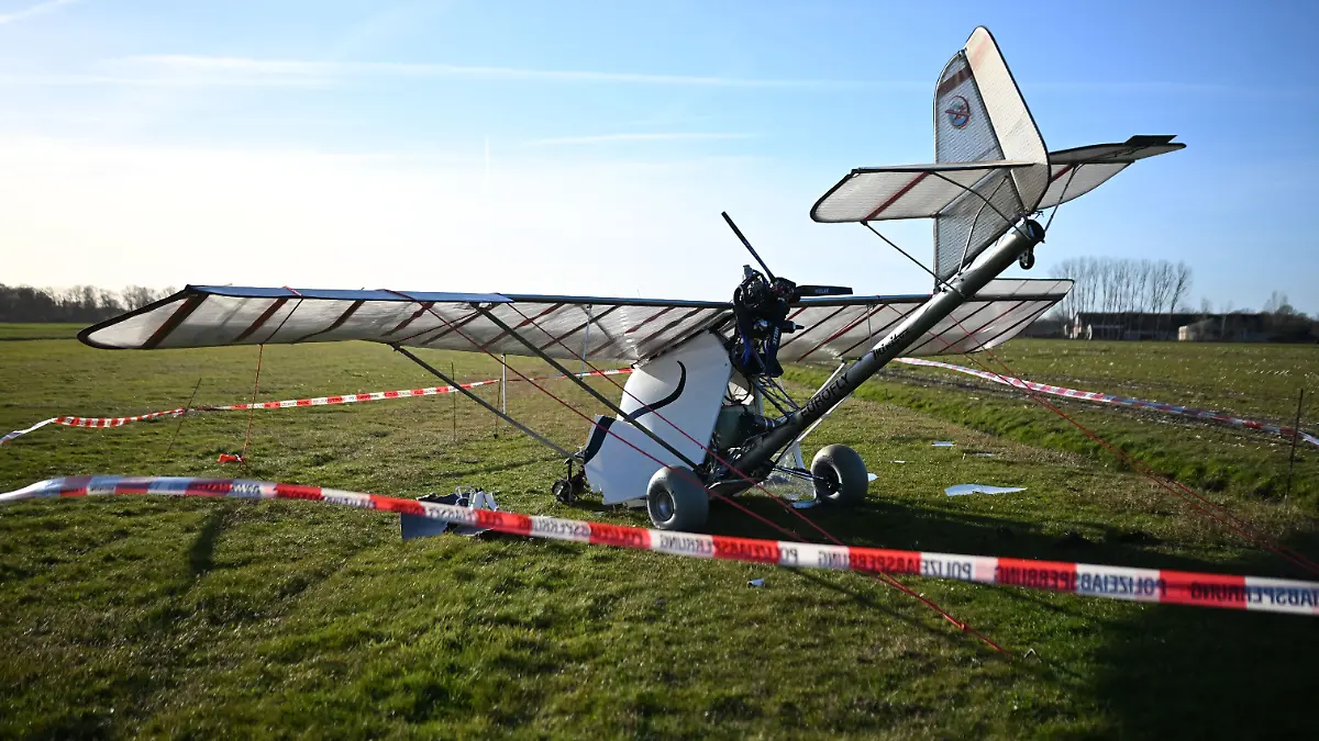 Niedersachsen, Barßel: Beim Absturz eines Leichtflugzeugs starb ein Mensch.