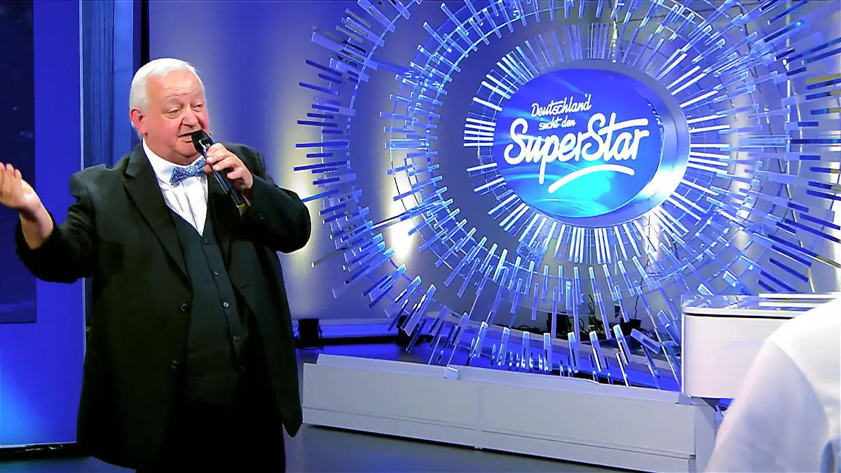 Kann Horst mit „Bad Bad Leroy Brown“ die Jury wirklich überraschen? Doppel-Opa Horst am Mikro