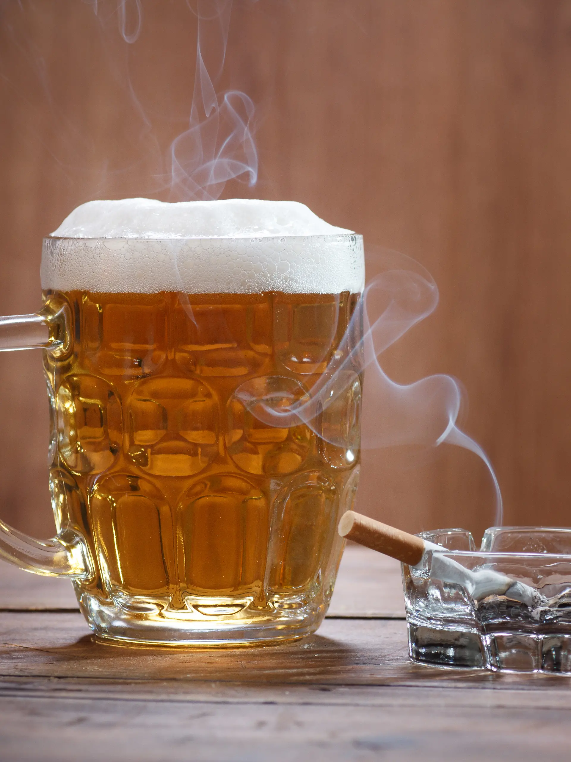 vb m fr+ Glas Bier und Zigarette in Aschenbecher