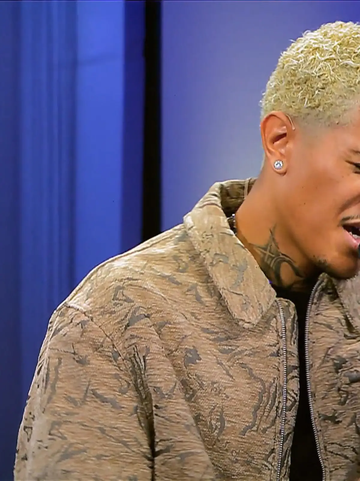 Bild zu: "Kann Cüneyt mit „Bitte hass uns nicht“ die Jury berühren und drei Jas holen?"