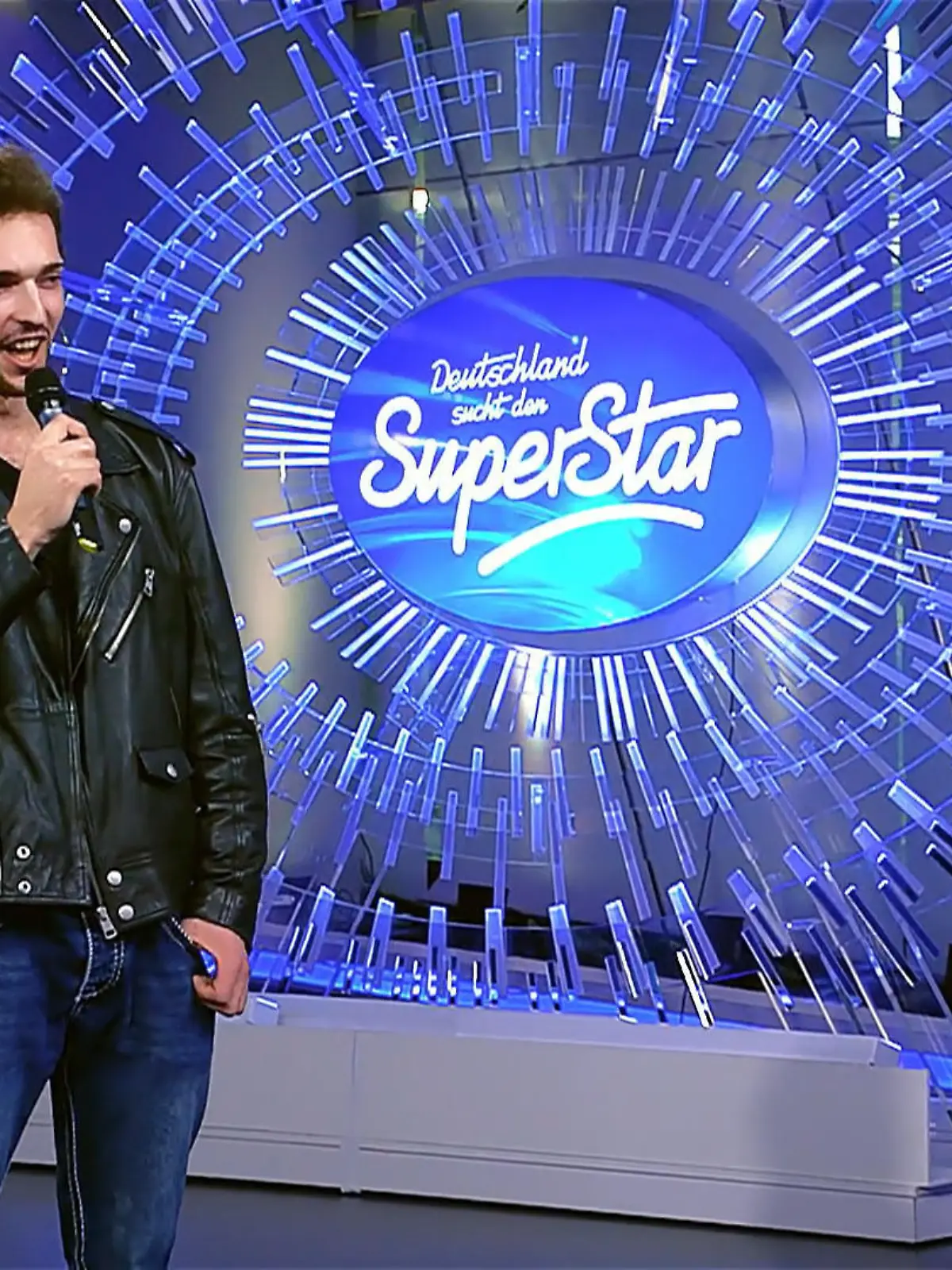 Bild zu: "Kann Krzysztof mit seiner Elvis-Nummer wirklich einen Volltreffer landen?"