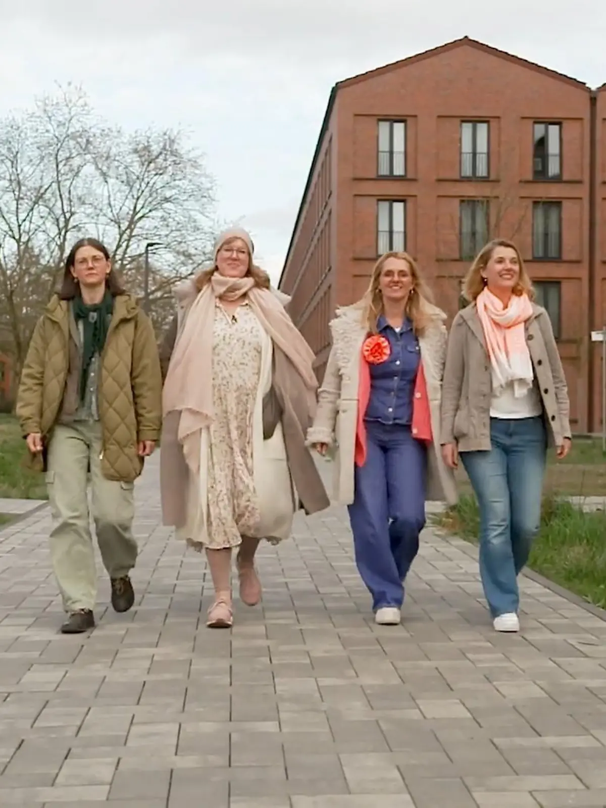 Vier Frauen wagen gemeinsam den Praxis-Test und probieren unter Begleitung einer Gynäkologin vier Therapie-Mittel gegen Wechseljahresbeschwerden.