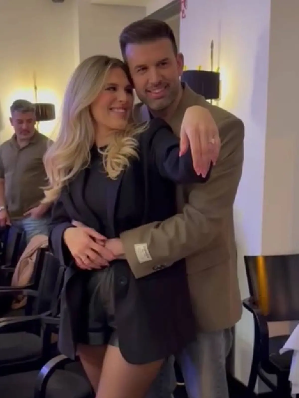 Jay Khan und seine Jessie haben sich verlobt.