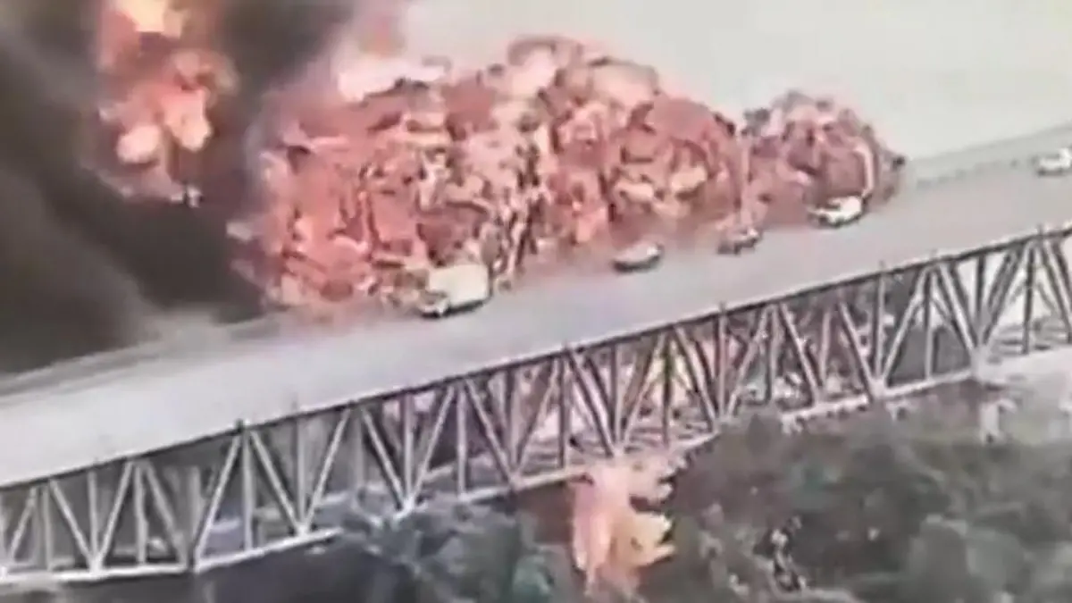 Gewaltiger Feuerball! Explosion hüllt berühmte Brücke ein „Puente de las Américas" in Panama