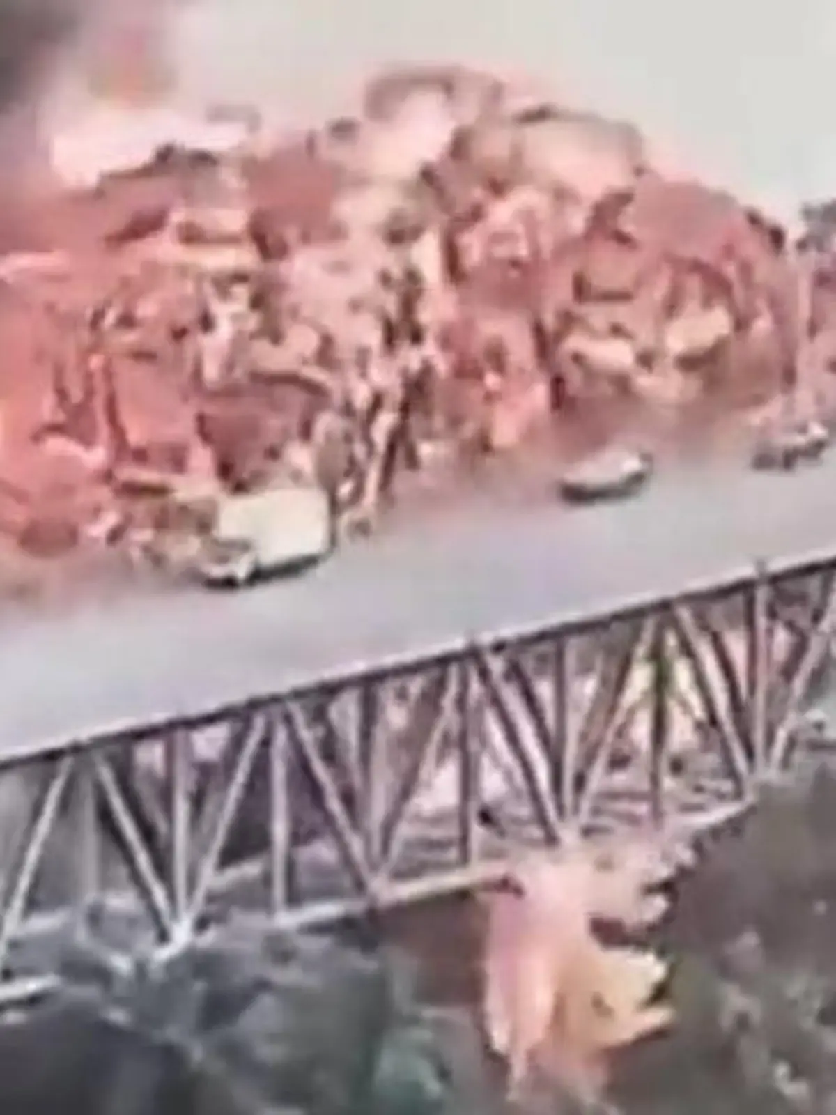 Bild zu: "Gewaltiger Feuerball! Explosion hüllt berühmte Brücke ein"