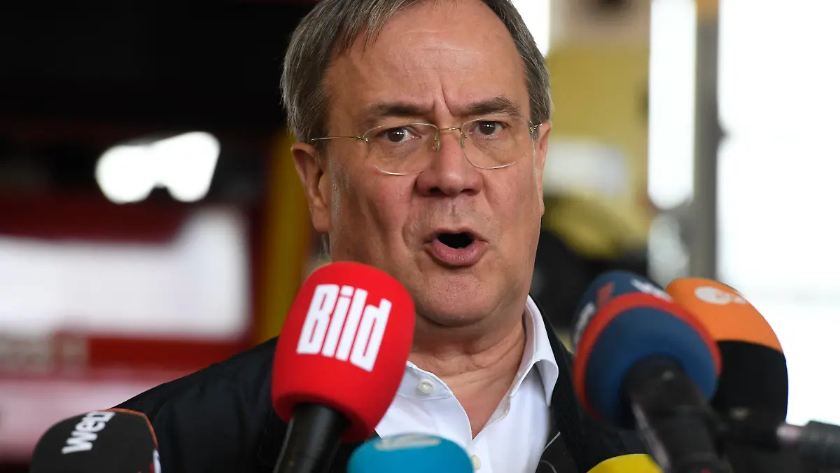 15.07.2021, Nordrhein-Westfalen, Hagen: Der nordrhein-westfälische Ministerpräsident Armin Laschet (CDU) unterrichtet die Medien, nachdem er sich ein Bild von der Lage in der Stadt gemacht hat. Starkregen hatte zu Überschwemmungen in der Stadt geführt. Foto: Roberto Pfeil/dpa +++ dpa-Bildfunk +++