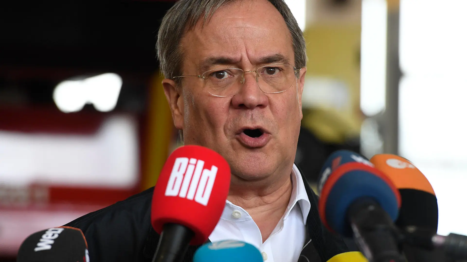 15.07.2021, Nordrhein-Westfalen, Hagen: Der nordrhein-westfälische Ministerpräsident Armin Laschet (CDU) unterrichtet die Medien, nachdem er sich ein Bild von der Lage in der Stadt gemacht hat. Starkregen hatte zu Überschwemmungen in der Stadt geführt. Foto: Roberto Pfeil/dpa +++ dpa-Bildfunk +++