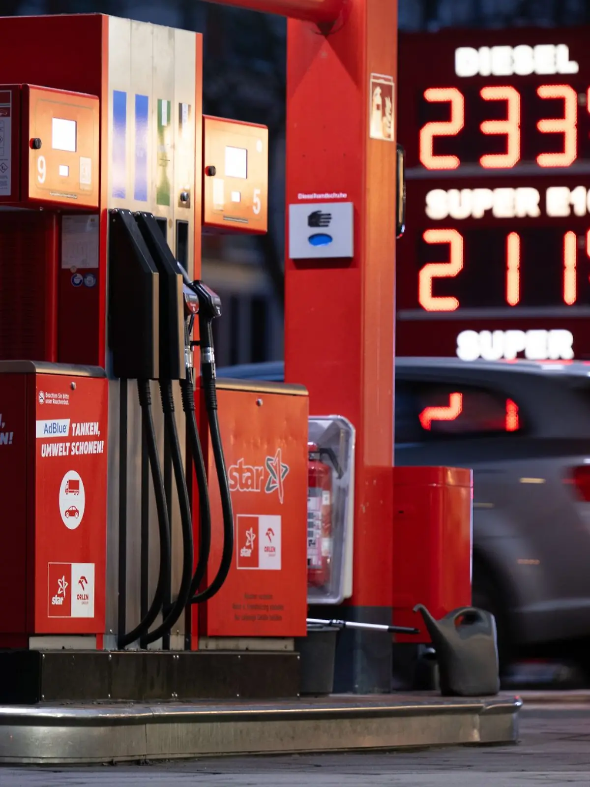 Bild zu: "Teurer Sprit und erhöhte Lebensmittelpreise! Das kostet uns der Iran-Krieg"