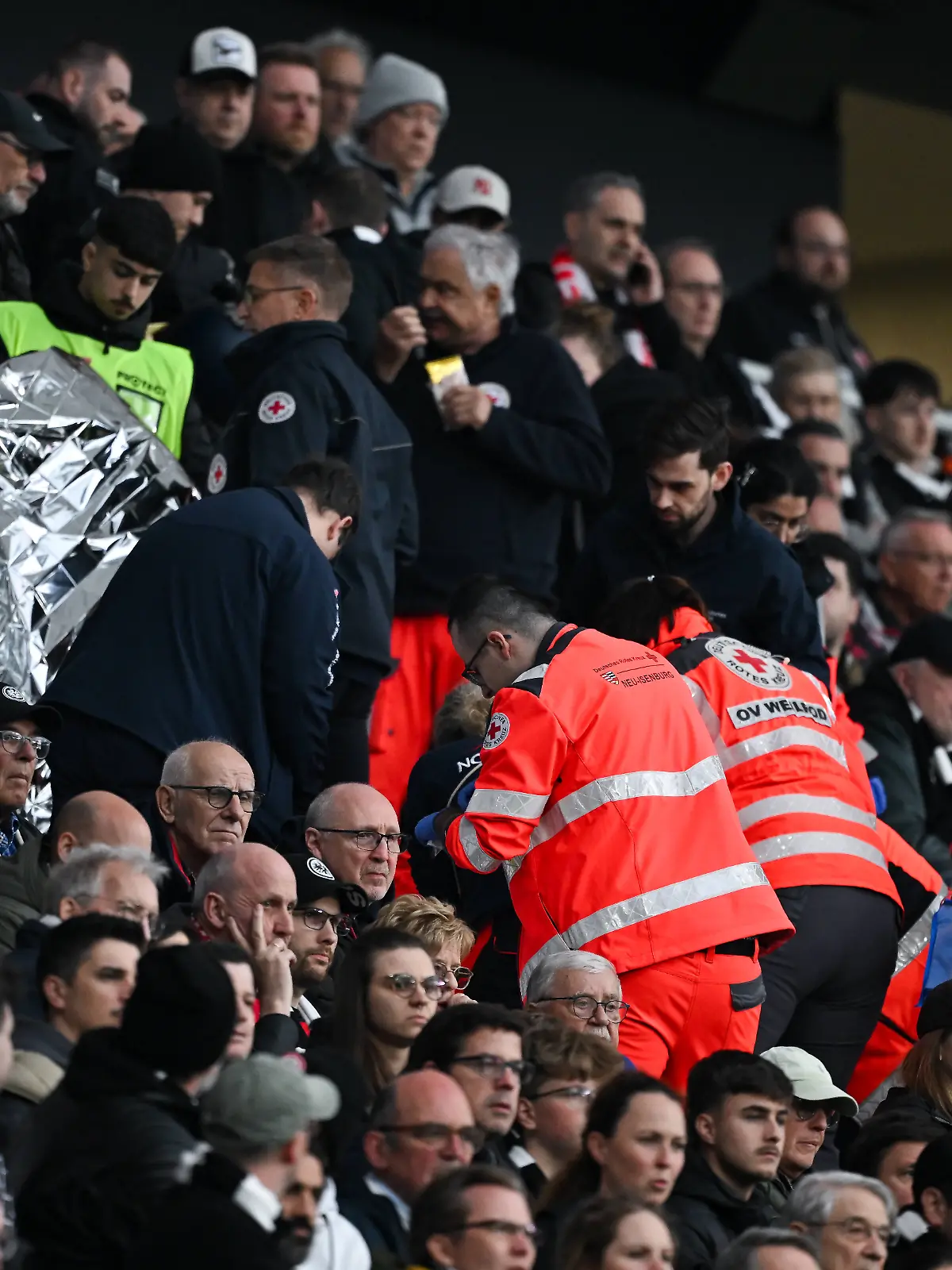 Bild zu: "Notfall auf der Tribüne! Frankfurt-Fan ist tot"