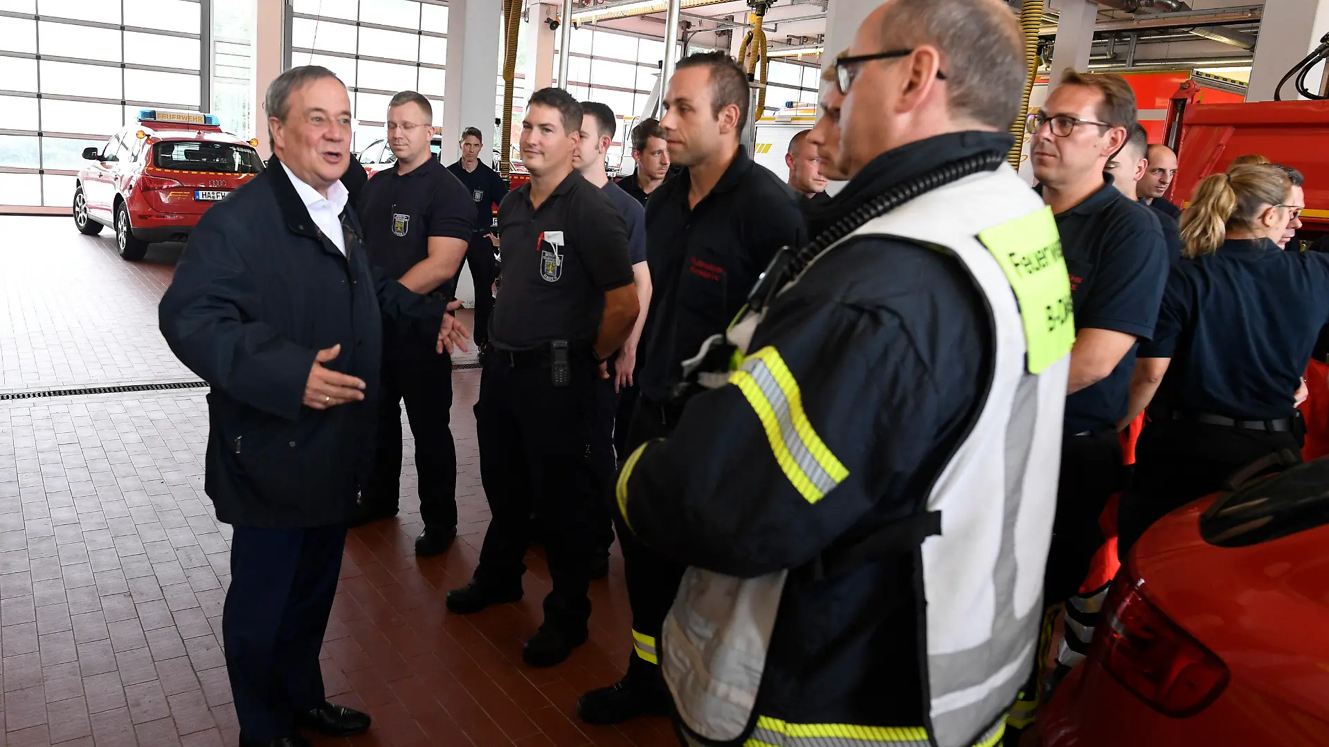dpatopbilder - 15.07.2021, Nordrhein-Westfalen, Hagen: Der nordrhein-westfälische Ministerpräsident Armin Laschet (CDU, l) bedankt sich bei Hagenern Feuerwehrleuten für ihren Einsatz, nachdem er sich ein Bild von der Lage in der Stadt gemacht hat. Starkregen hatte zu Überschwemmungen in der Stadt geführt. Foto: Roberto Pfeil/dpa +++ dpa-Bildfunk +++