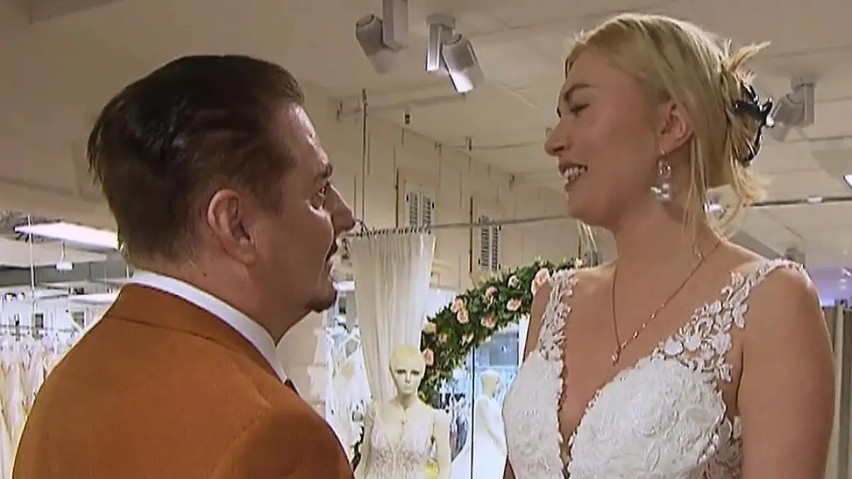 Der Brautmodenberater konfrontiert die sichtlich unsichere Braut.