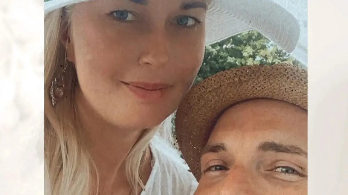 Schnappschuss von Braut und Bräutigam mit Hut