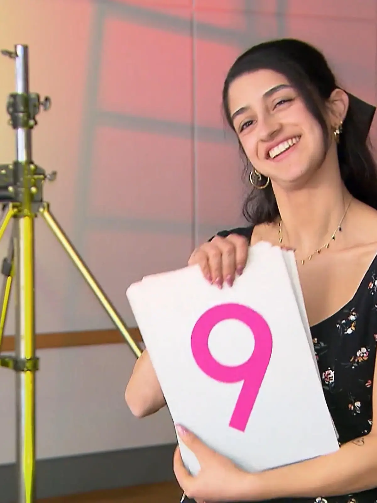 Bild zu: "Belohnen die Mitstreiterinnen Viktorias Look mit vielen Punkten?"