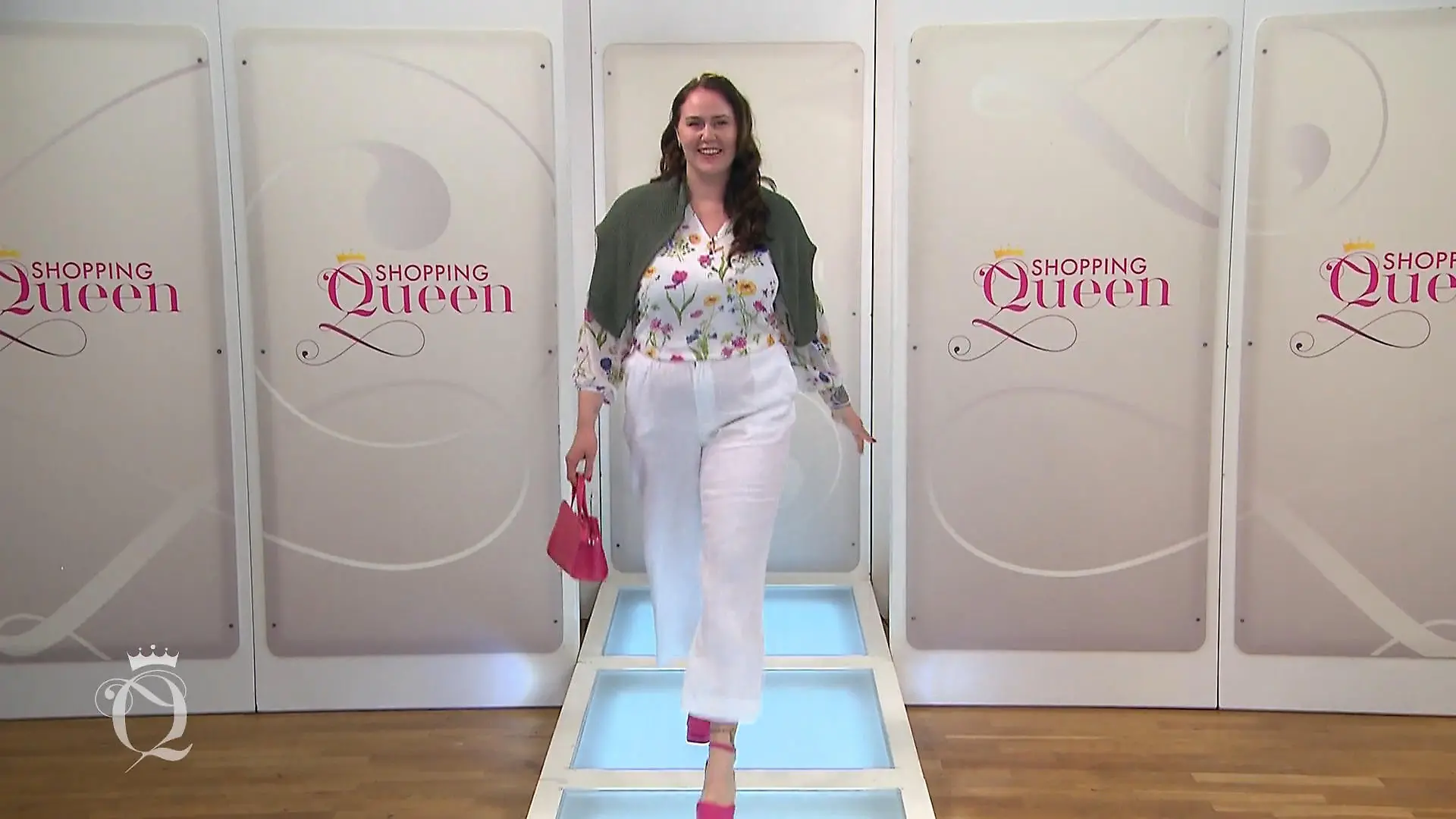 Kann Cheryn mit ihrem Blüten-Print-Look wirklich überzeugen? Cheryn auf dem Catwalk