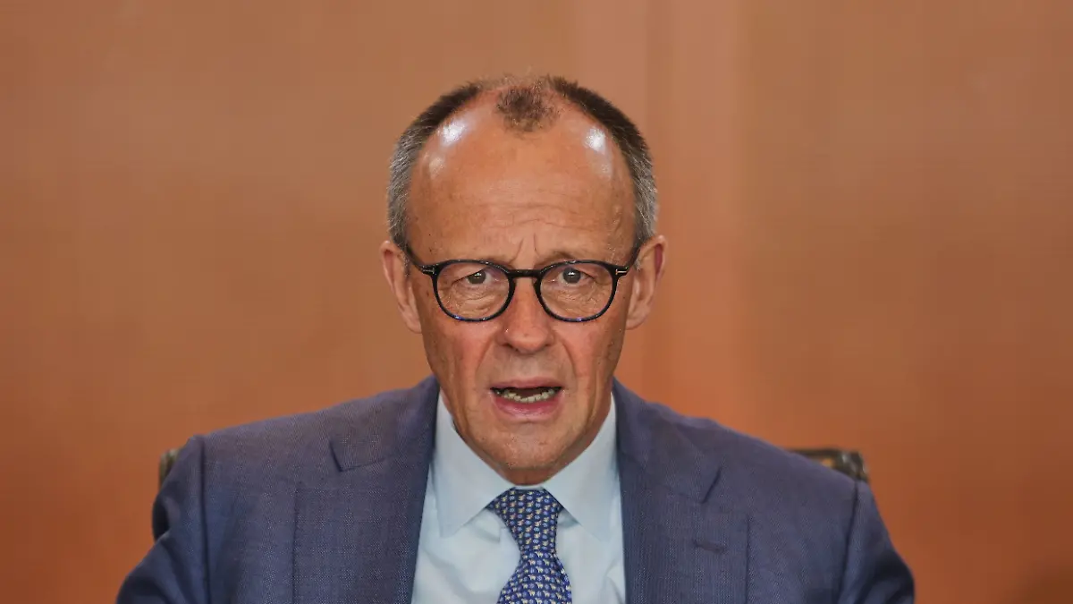 Friedrich Merz sieht bei der Kabinettssitzung am 1. April 2026 nicht glücklich aus.