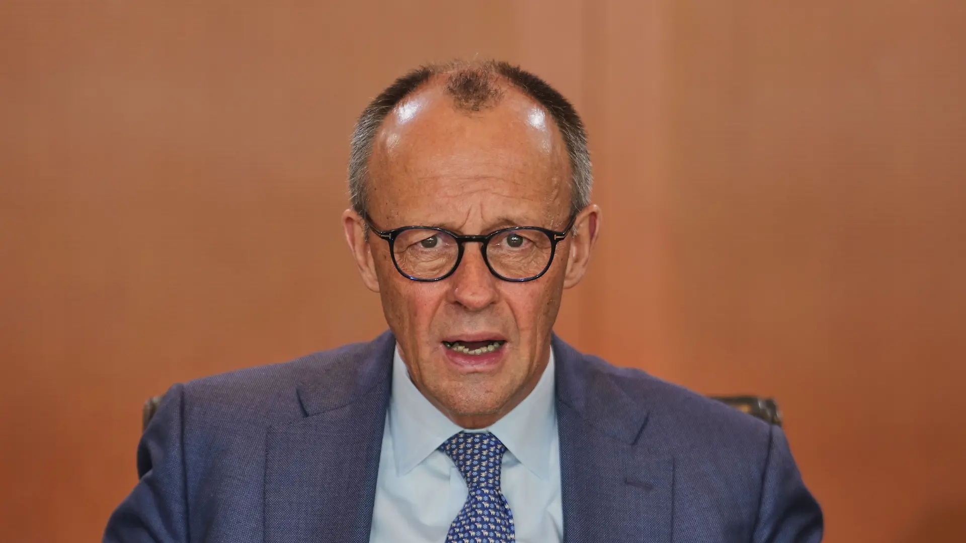 Friedrich Merz sieht bei der Kabinettssitzung am 1. April 2026 nicht glücklich aus.