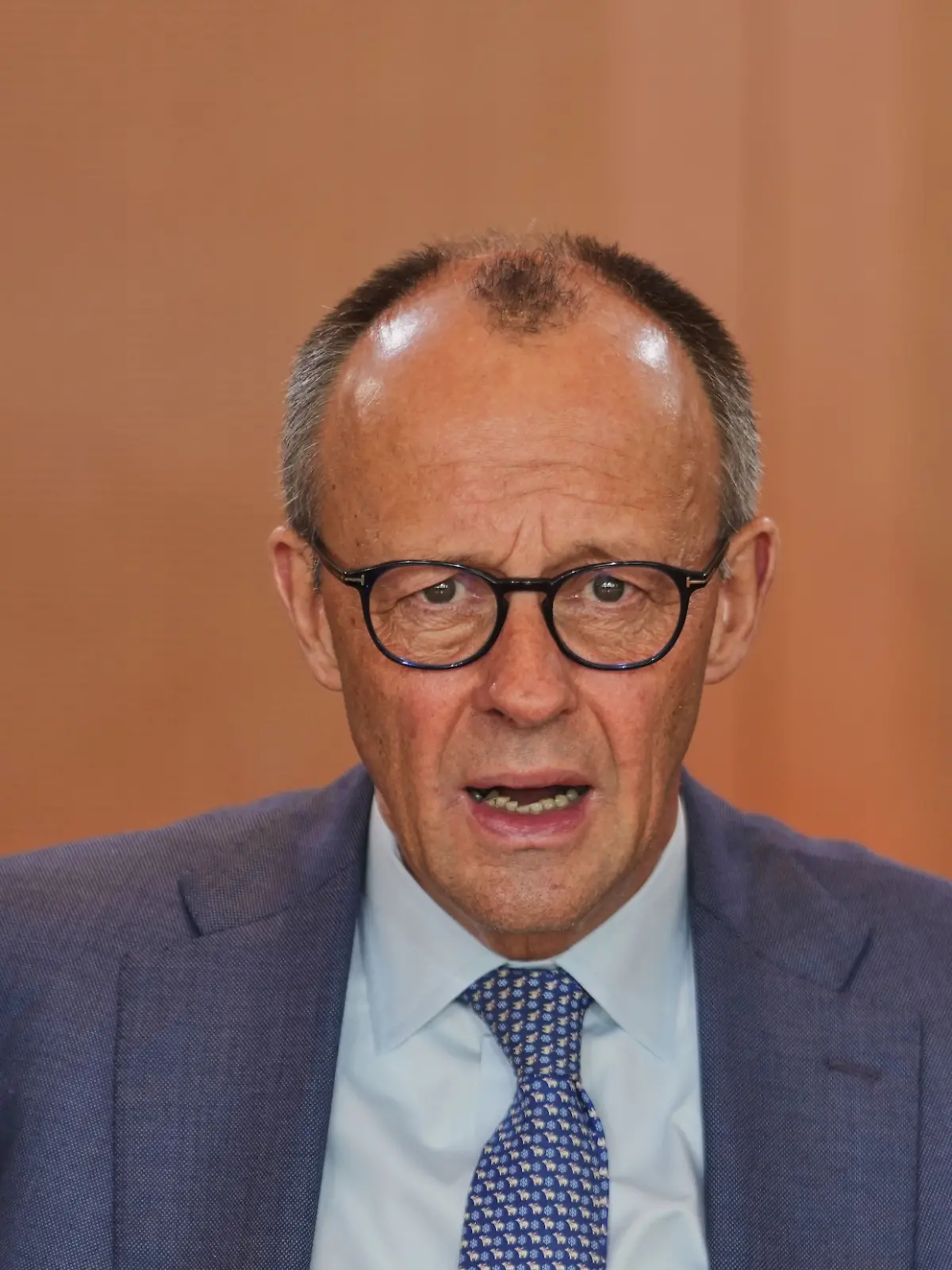 Friedrich Merz sieht bei der Kabinettssitzung am 1. April 2026 nicht glücklich aus.