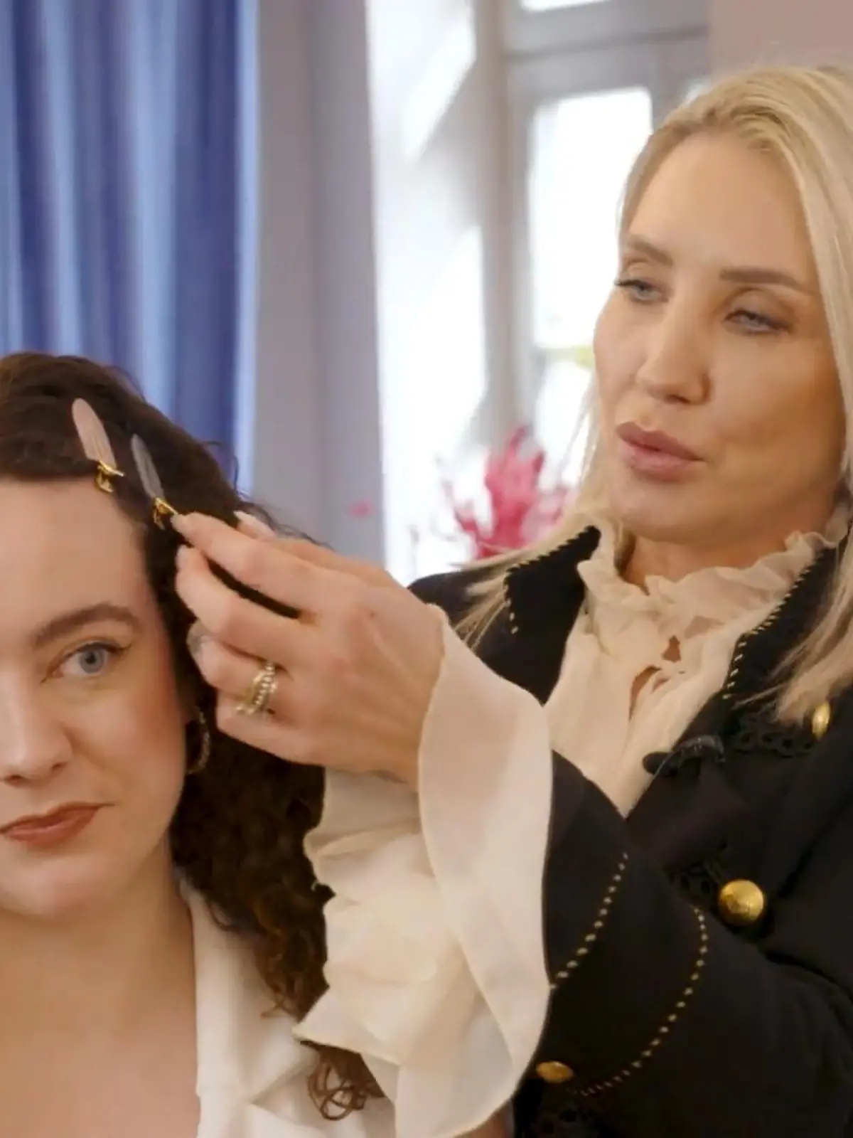 Bild zu: "Mit der richtigen Haarklammer sitzt das Outfit – und zwar den ganzen Tag"