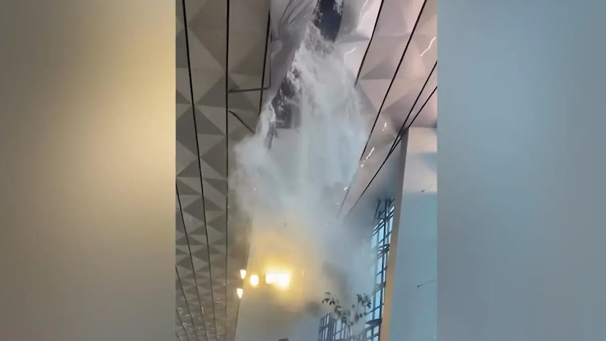 Nach heftigem Regen! Flughafendach kracht ein – Wassermassen treffen Passagiere Unwetter in Jakarta