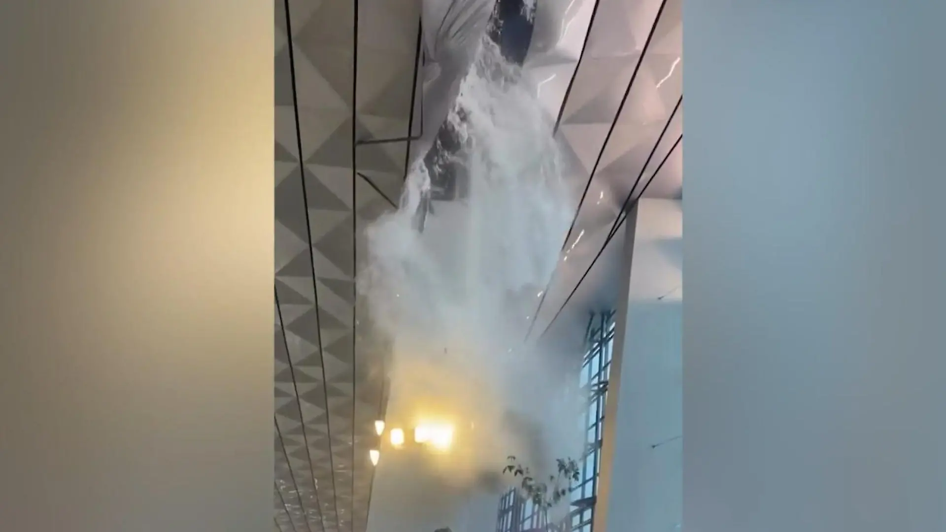 Nach heftigem Regen! Flughafendach kracht ein – Wassermassen treffen Passagiere Unwetter in Jakarta