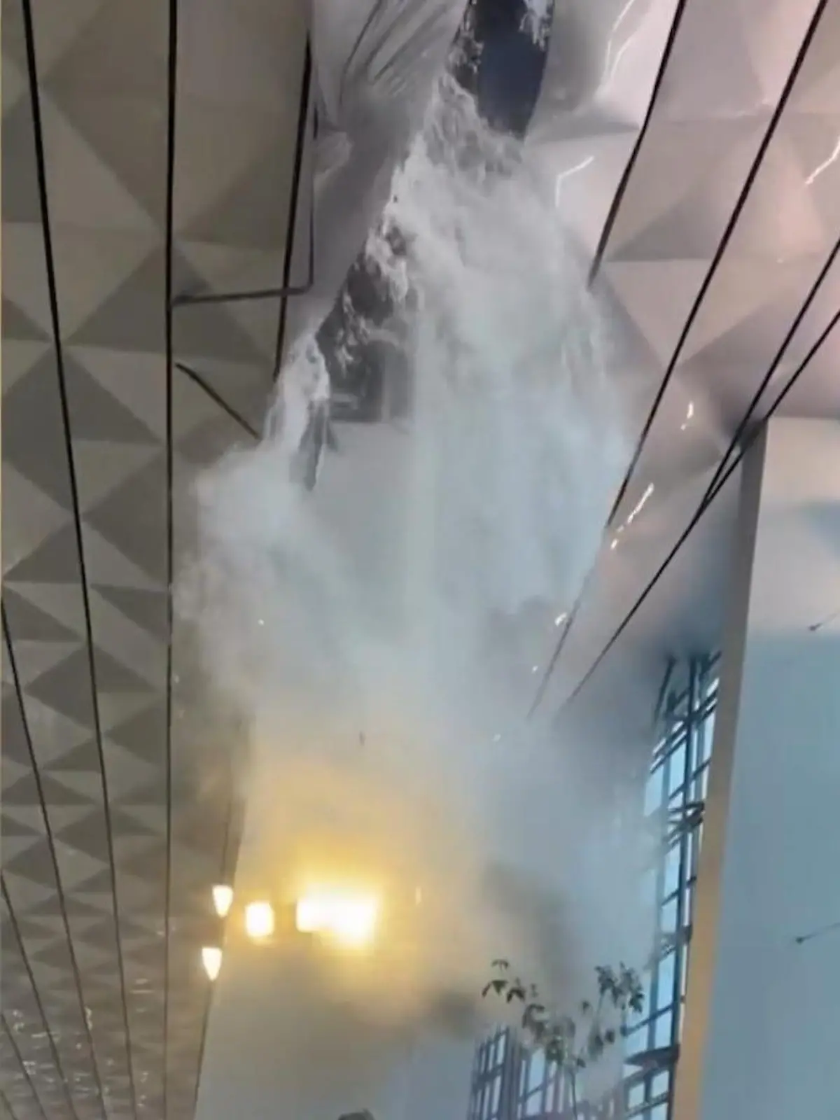 Bild zu: "Nach heftigem Regen! Flughafendach kracht ein – Wassermassen treffen Passagiere"