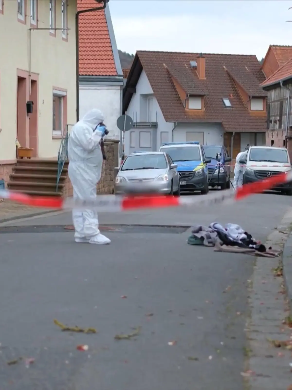 Bild zu: "Frau beim Blumen-Fotografieren niedergestochen! Polizei nimmt Verdächtigen fest"