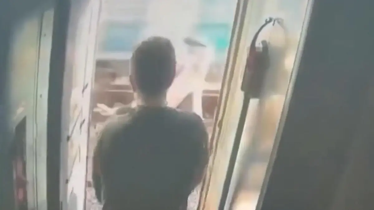 Fahrgast rastet aus! Zugbegleiterin brutal rausgeschubst – aus DIESEM Grund Schock in Russland