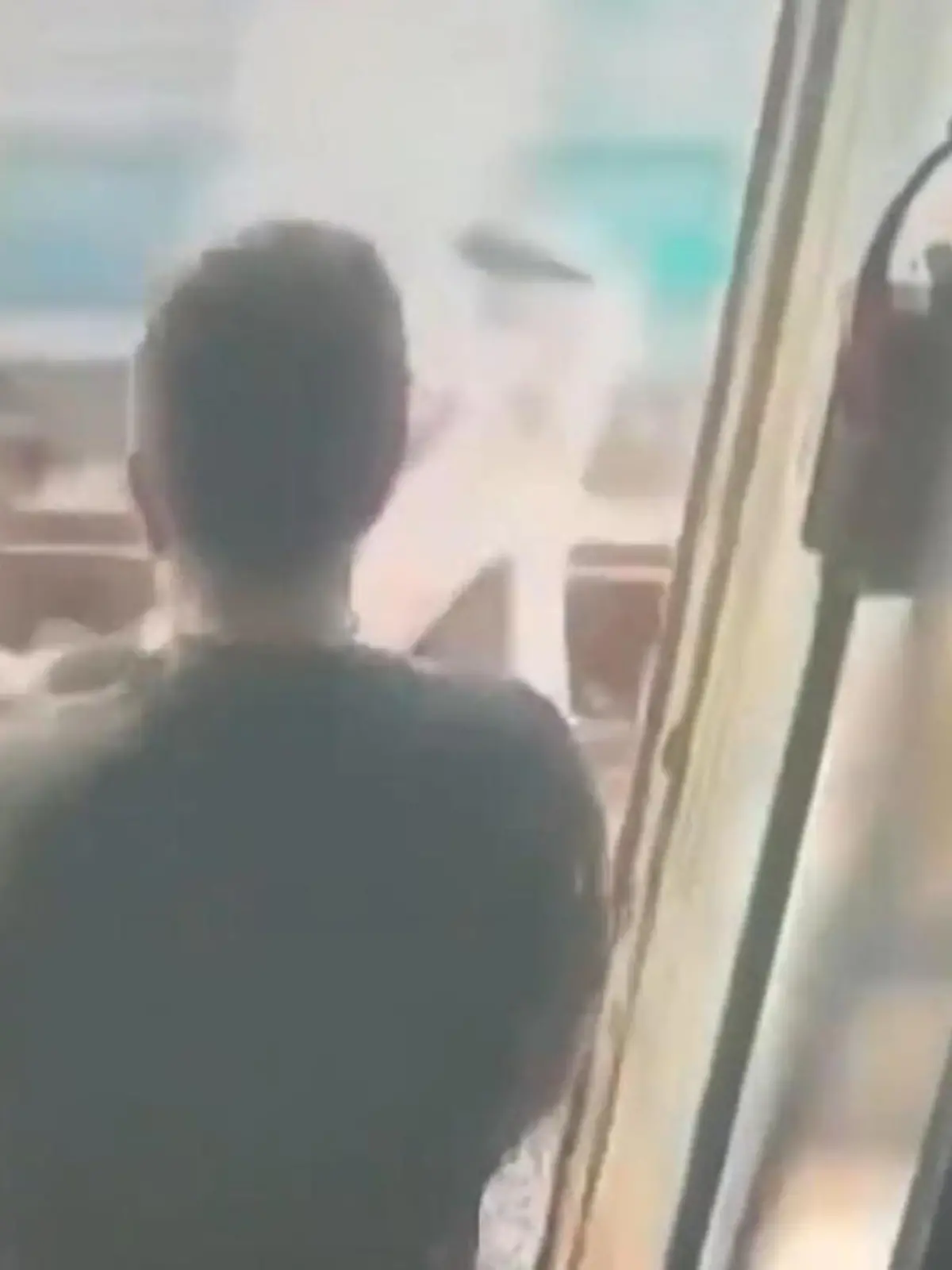 Bild zu: "Fahrgast rastet aus! Zugbegleiterin brutal rausgeschubst – aus DIESEM Grund"