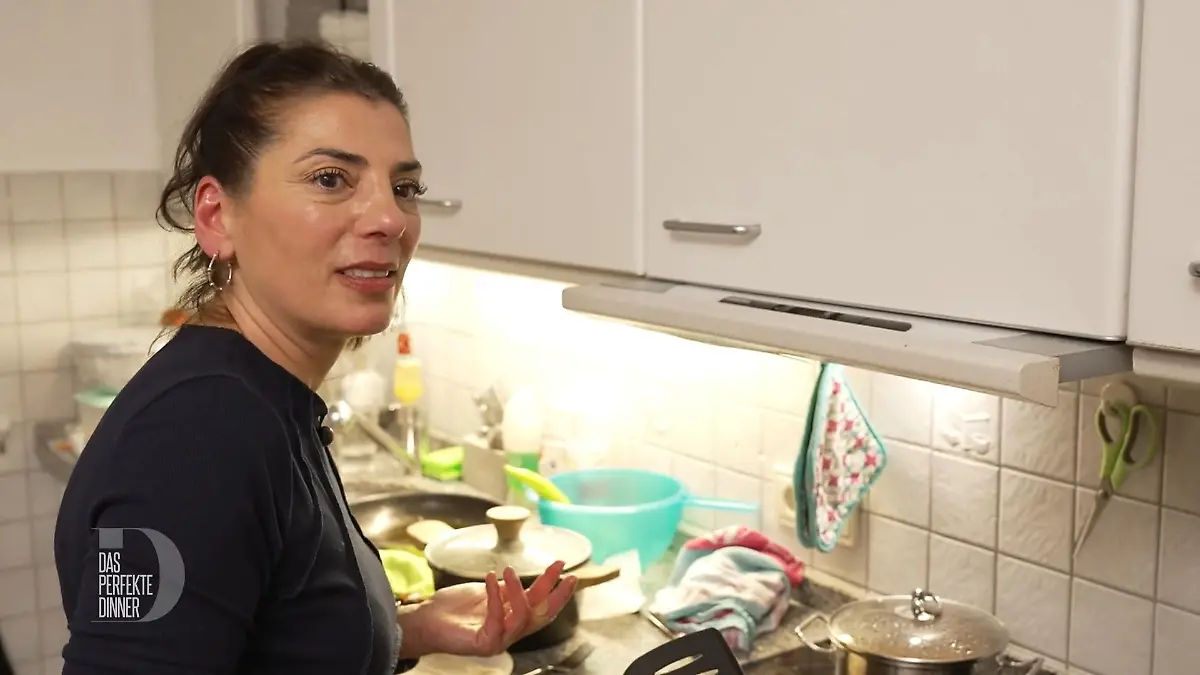 Hülya schaut irritiert. 