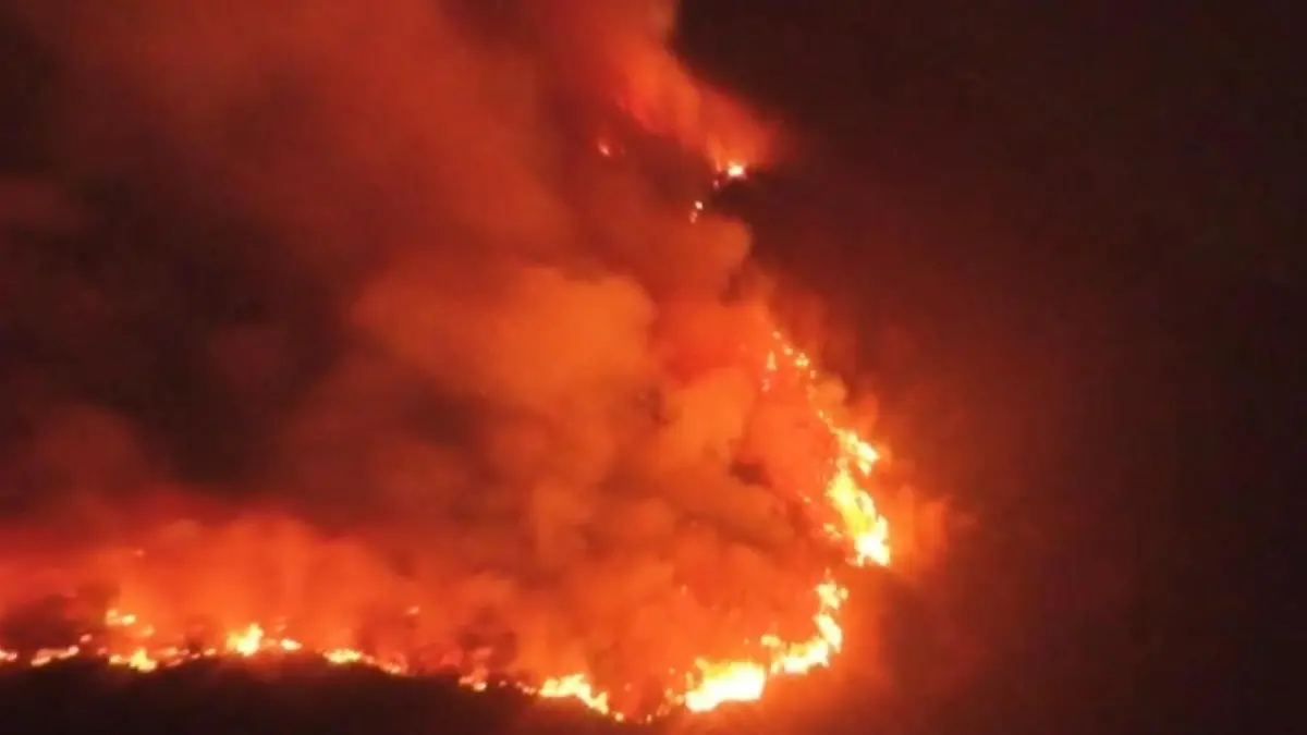 Berggipfel fängt Feuer – und entzündet beliebte italienische Urlaubsregion! Flammen am Lago Maggiore