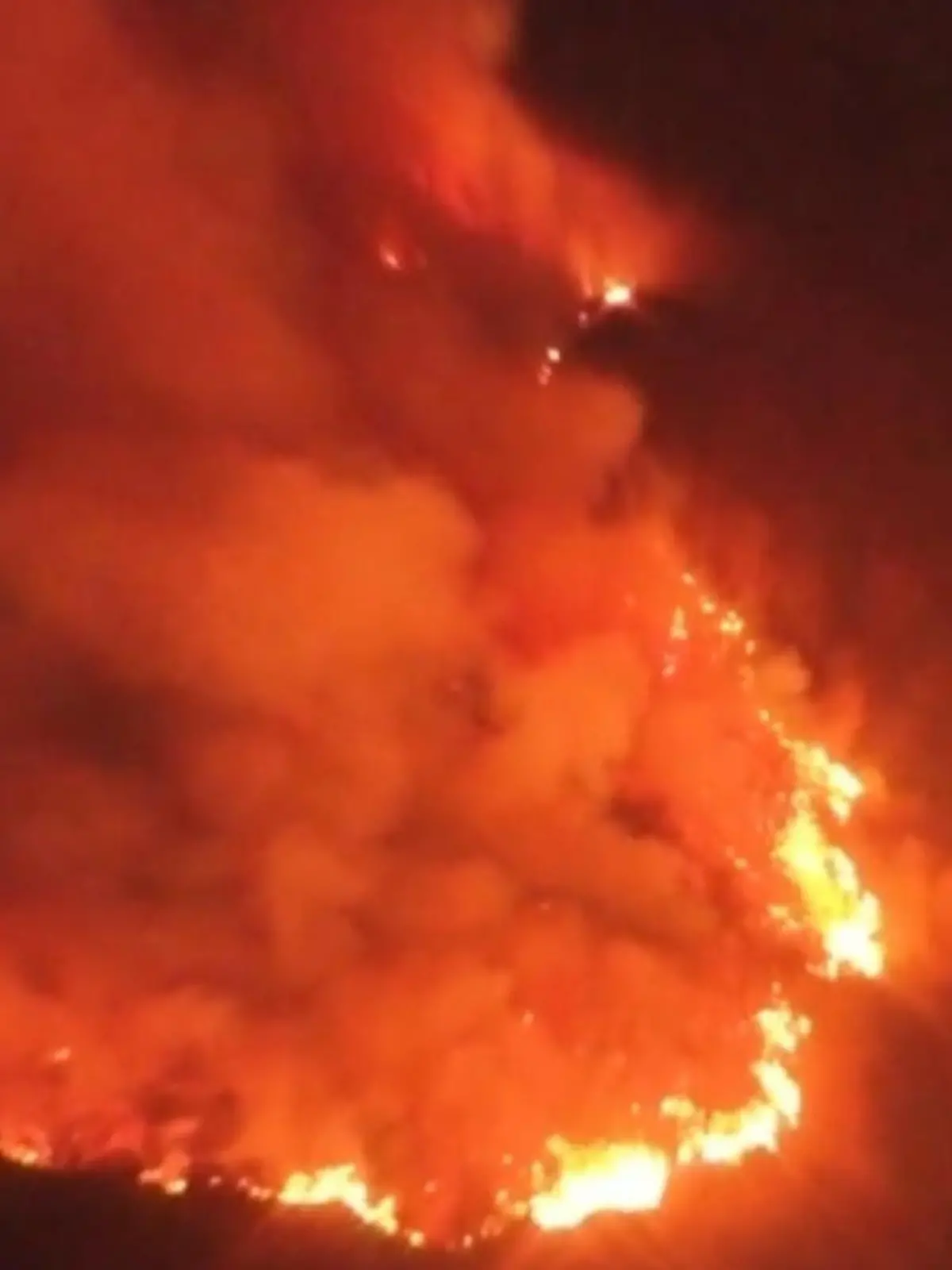 Bild zu: "Berggipfel fängt Feuer – und entzündet beliebte italienische Urlaubsregion!"