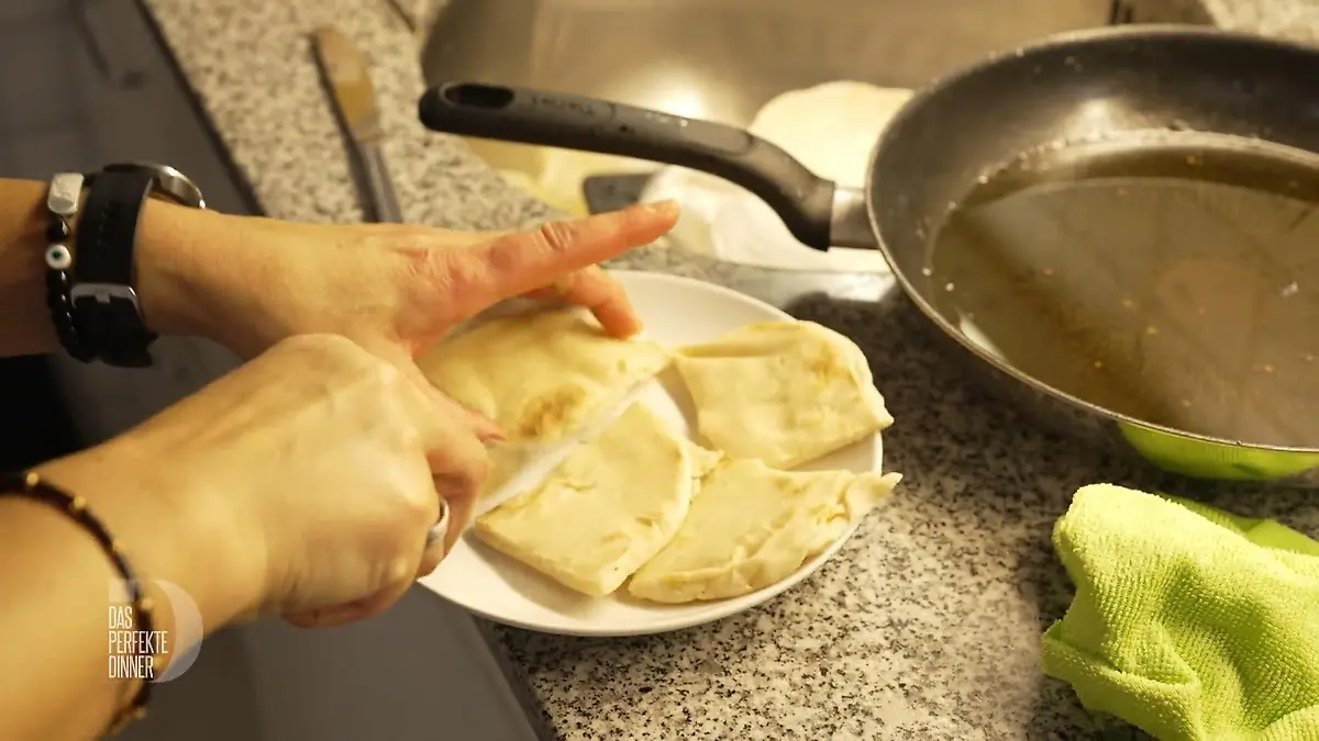 Die Teigfladen werden in Viertel zerteilt.