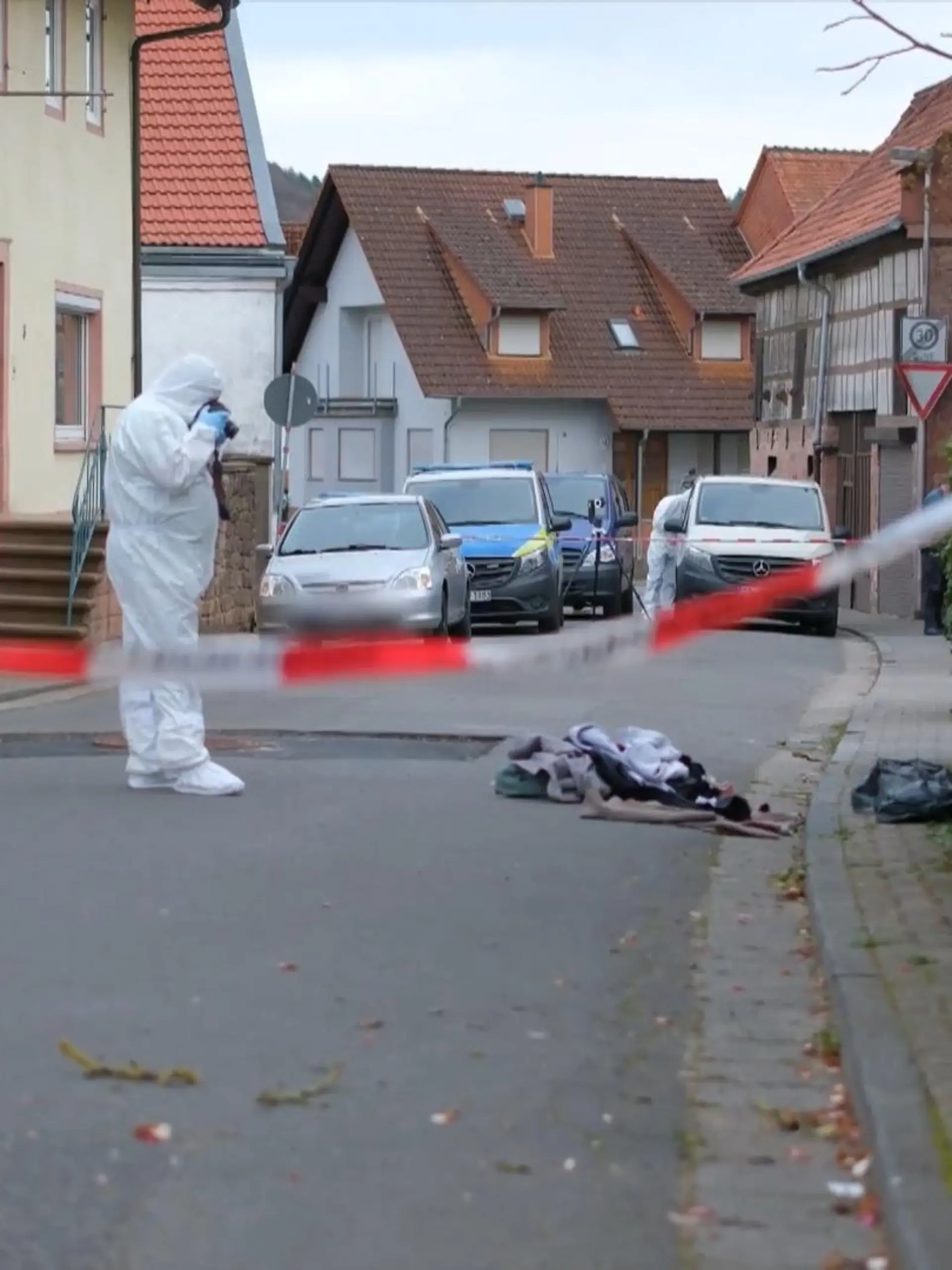 Abgesperrter Tatort in Breuberg, wo eine Frau von einem Mann mit einem Messer an Ostersonntag attackiert wurde.