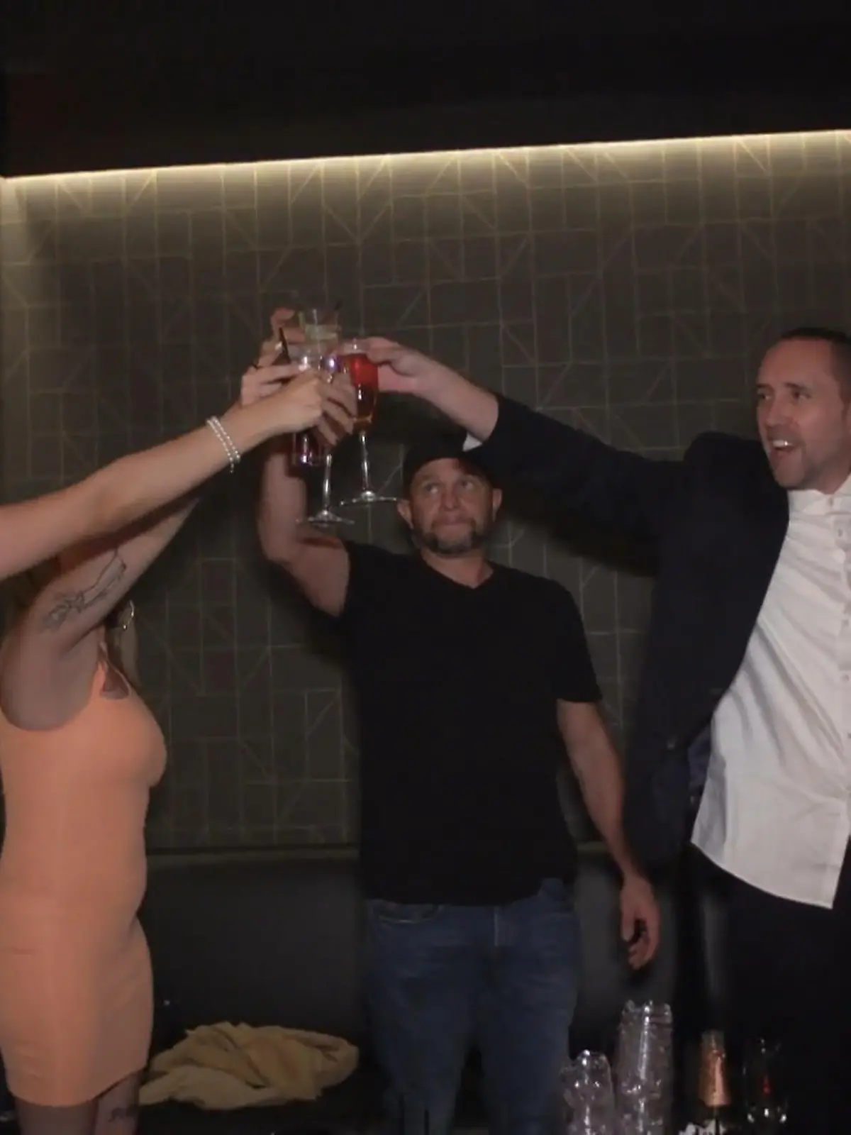 Bild zu: "Wie wild wird Saras 35. zwischen Homeparty und Clubnacht?"