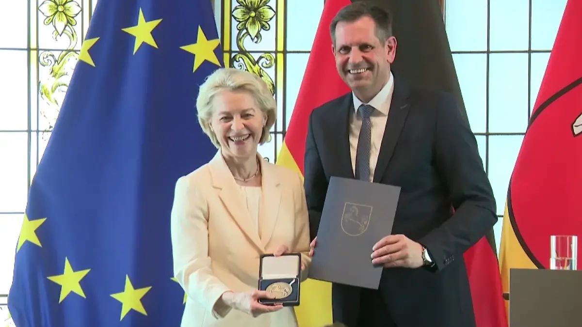 Ministerpräsident Olaf Lies überreicht Ursula von der Leyen die Niedersächsische Landesmedaille