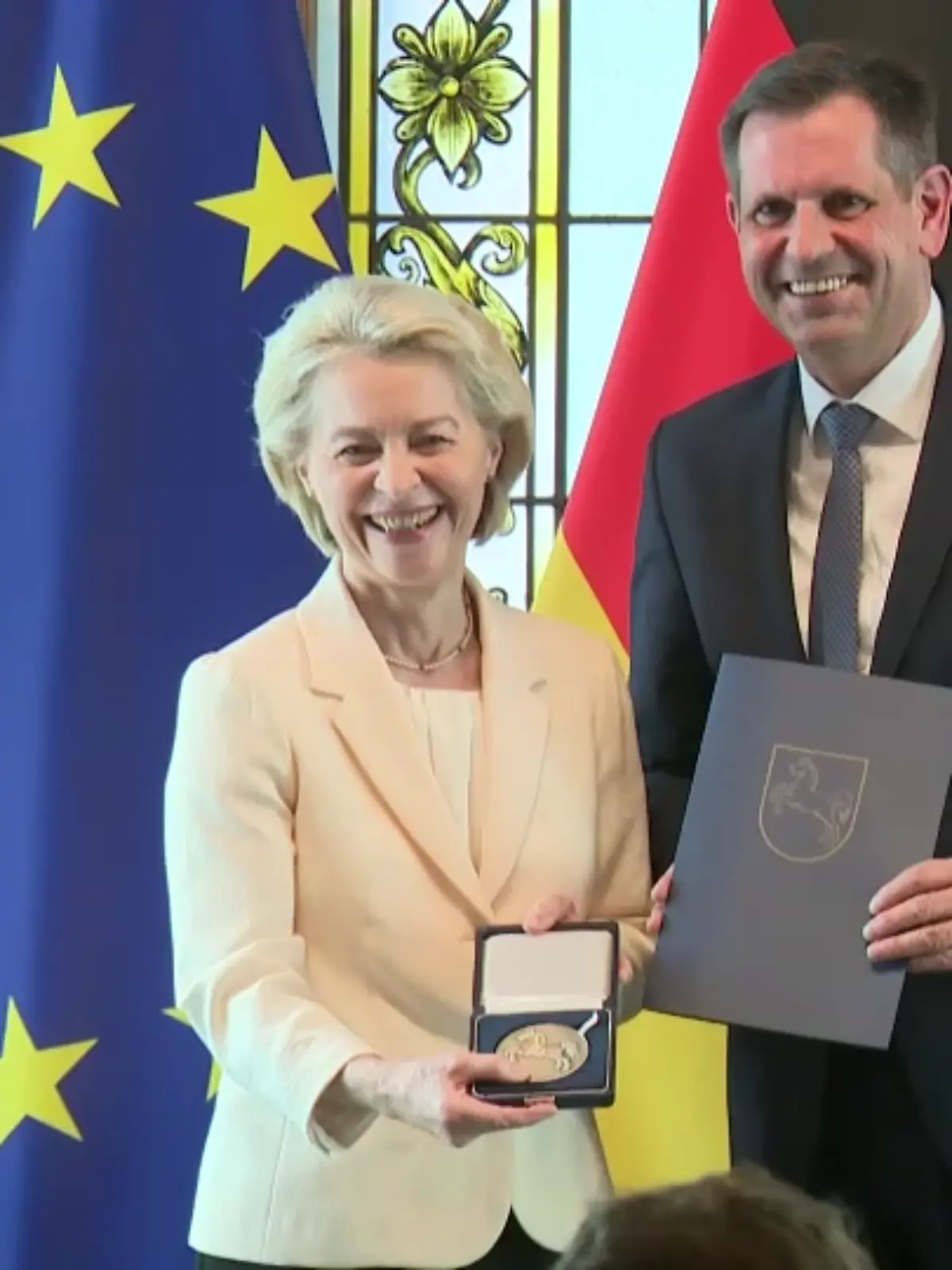Ministerpräsident Olaf Lies überreicht Ursula von der Leyen die Niedersächsische Landesmedaille
