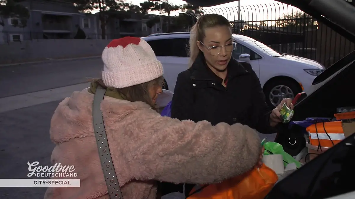 Sara packt mit ihrem Sohn Weihnachts-Pakete für Obdachlose Hilfe zum Fest
