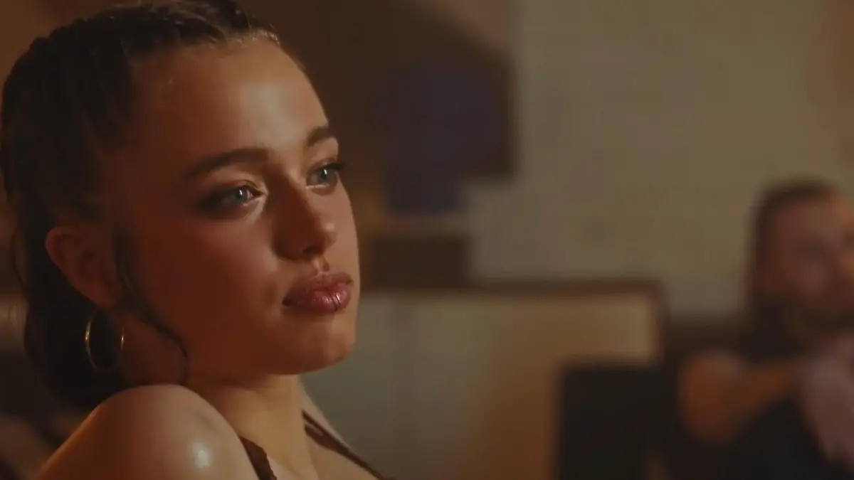 In sexy Musikvideo! Promi-Tochter zeigt sich total verändert Ähnlichkeit mit Mama Angelina Jolie