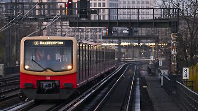 Angriff in Berliner S-Bahn: Mehrere Männer belästigen zwei Frauen – mutiger Helfer geht dazwischen und wird verprügelt