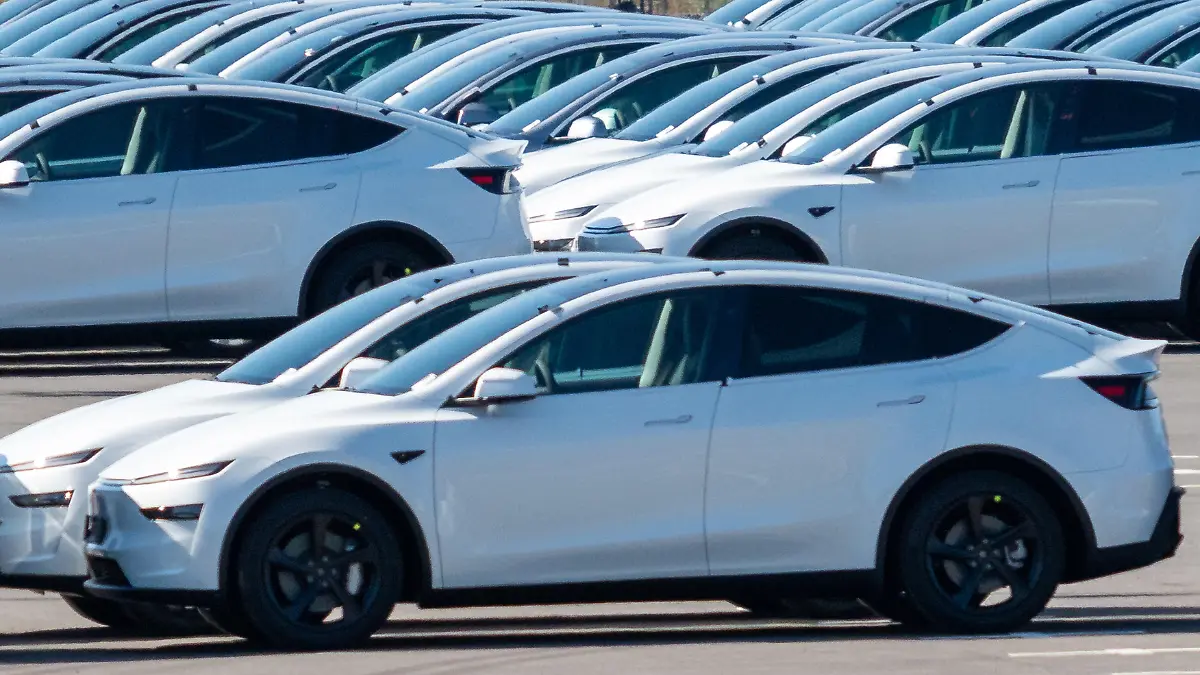 Tesla-Gigafactory in Grünheide: Zahlreiche frisch produzierte Model Y Fahrzeuge stehen eng aneinandergereiht auf dem Auslieferungsparkplatz des Werks.