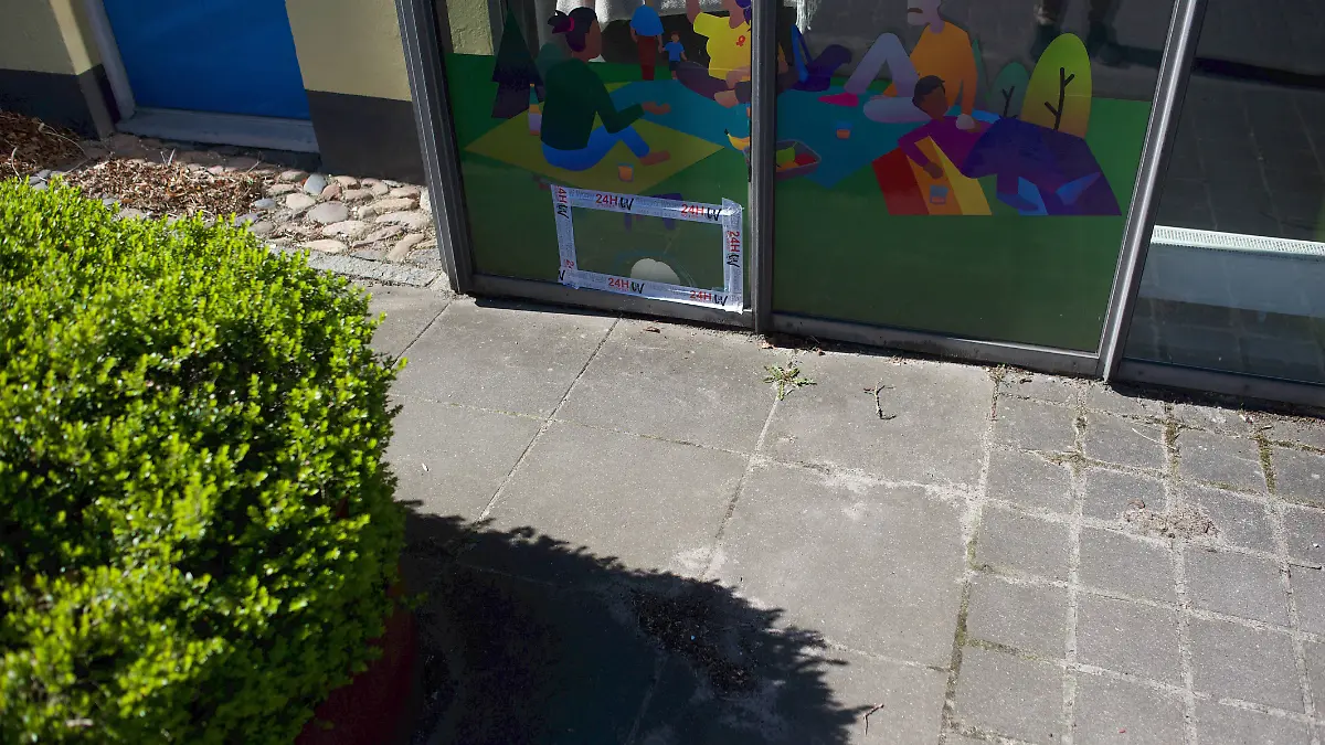 Flensburg, Schleswig-Holstein Kreisgeschäftsstelle der Partei BÜNDNIS 90 DIE GRÜNEN, Kreisverband Flensburg, hier: Sicht Heinrichstraße auf das Büro aus Unten links Spuren eines Glasschadens. Aufnahme vom 07.04.2026, Flensburg. *** Flensburg, Schleswig Holstein District office of the party BÜNDNIS 90 DIE GRÜNEN, district association Flensburg, here view of the office from Heinrichstraße Traces of glass damage at the bottom left Photo taken on 07 04 2026, Flensburg