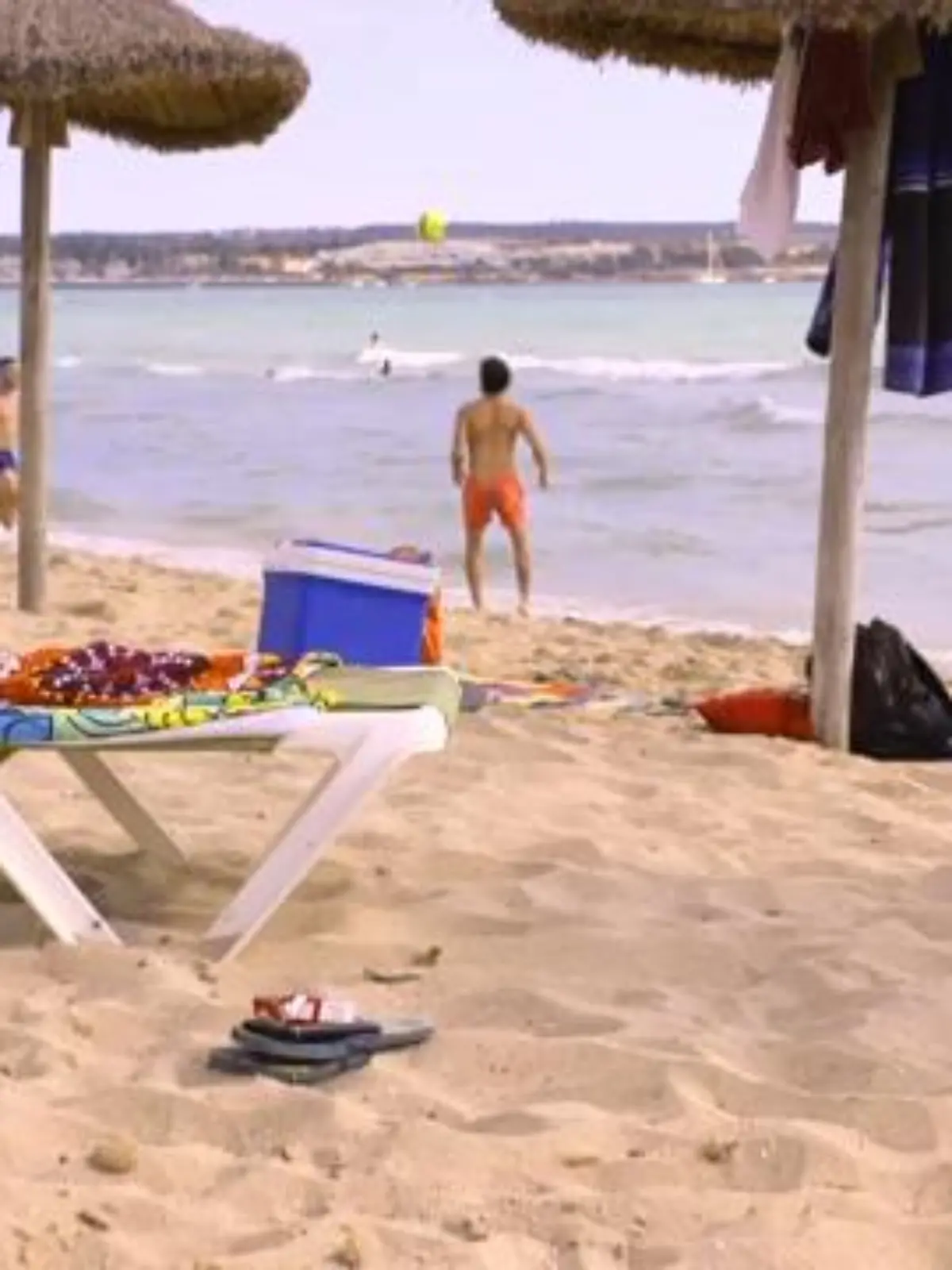 Mallorca-Urlauber berichten von einer neuen Betrugsmasche: Anstatt am Strand "nur" die Handys zu klauen, sorgen die Diebe nun auch dafür, dass sich die Handys nicht mehr orten lassen.