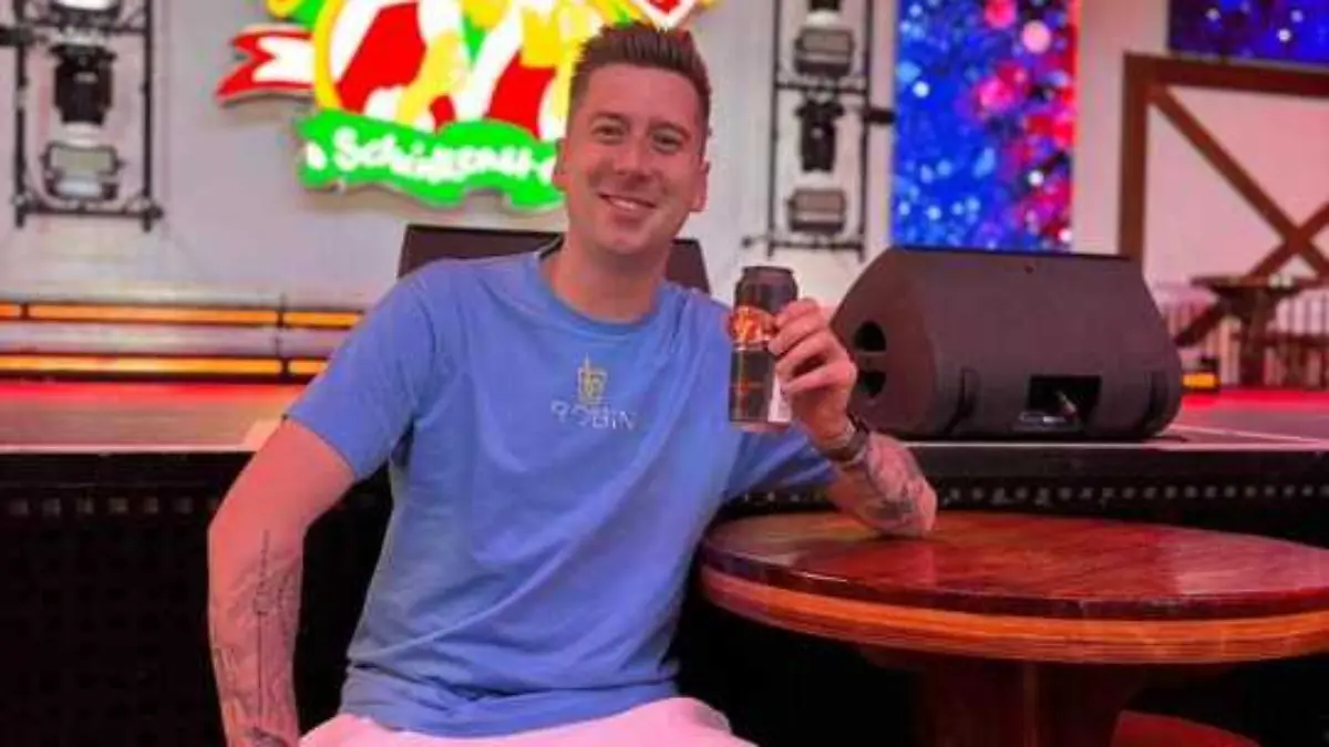 DJ Robin genießt seinen „Welcome back”-Bembel im Bierkönig. 