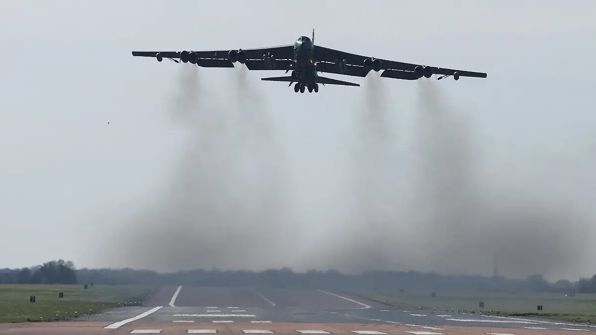 A United States Air Force (USAF) B-52 Stratofortress bomber, which is loaded with munitions, takes off from RAF Fairford airbase, amid the U.S.–Israeli conflict with Iran, in Fairford, Gloucestershire, Britain, April 7, 2026. REUTERS/Toby Melville