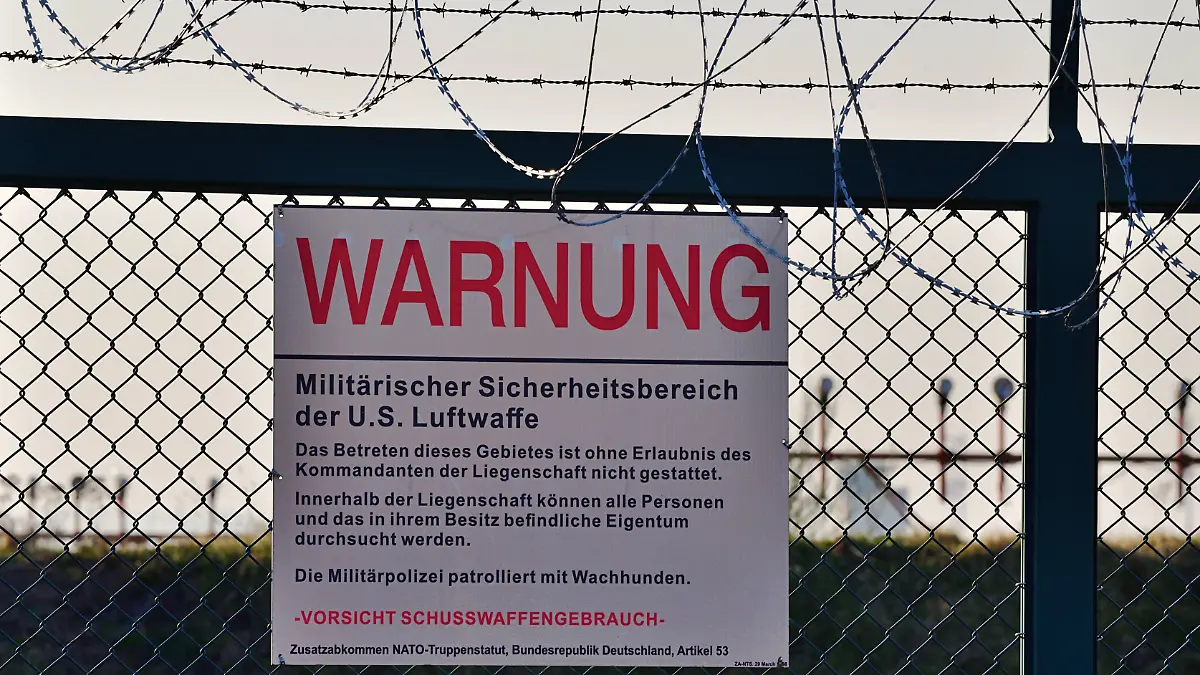 18.2.2025 Ramstein Air Base Ein Zaun am Gelände der US Amerikanischen Luftwaffenbasis Ramstein weist auf ein Verbot für Drohnen hin und warnt vor den Konsequenzen bei Missachtung. Spionageflüge mit Drohnen verschiedenster Bauart stellen eine ernst zu nehmende Gefahr für Amerikanische Stützpunkte, aber auch für Stützpunkte der Bundeswehr und Industrieanlagen dar. Ramstein Miesenbach Airbase Rheinland Pfalz Deutschland *** 18 2 2025 Ramstein Air Base A fence on the grounds of Ramstein Air Base indicates a ban on drones and warns of the consequences of disregarding it Spy flights with drones of various types pose a serious threat to American bases, but also to Bundeswehr bases and industrial facilities Ramstein Miesenbach Airbase Rhinel