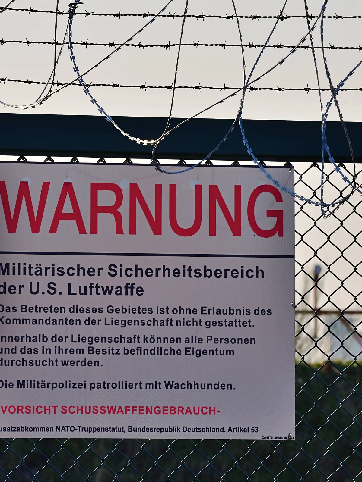 18.2.2025 Ramstein Air Base Ein Zaun am Gelände der US Amerikanischen Luftwaffenbasis Ramstein weist auf ein Verbot für Drohnen hin und warnt vor den Konsequenzen bei Missachtung. Spionageflüge mit Drohnen verschiedenster Bauart stellen eine ernst zu nehmende Gefahr für Amerikanische Stützpunkte, aber auch für Stützpunkte der Bundeswehr und Industrieanlagen dar. Ramstein Miesenbach Airbase Rheinland Pfalz Deutschland *** 18 2 2025 Ramstein Air Base A fence on the grounds of Ramstein Air Base indicates a ban on drones and warns of the consequences of disregarding it Spy flights with drones of various types pose a serious threat to American bases, but also to Bundeswehr bases and industrial facilities Ramstein Miesenbach Airbase Rhinel