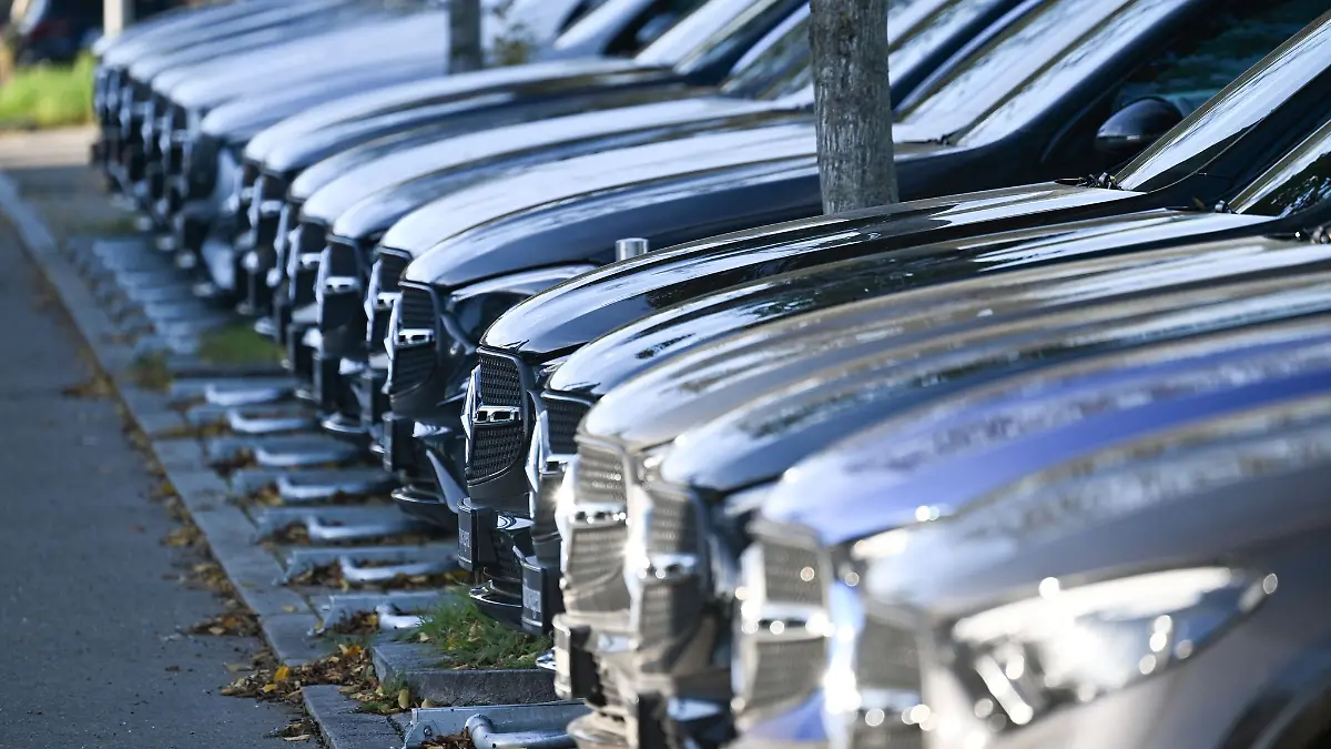 Nachfragen lohnt sich: Laut ADAC-Studie sind bei vielen Autohändlern Nachlässe im vierstelligen Bereich möglich.