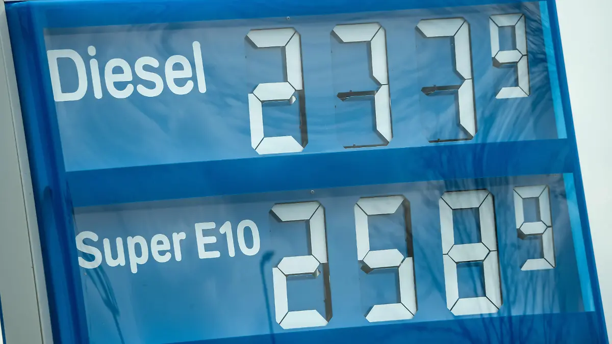 Deutschland, Kalbach, Nähe Fulda, 3. April 2026, Rekordpreis bei Diesel, ein Liter kostet an dieser Autobahn-Tankstelle 2,77 Euro, ein Liter Super E10 liegt bei 2,58 Euro, hohe Spritpreise, Osterreiseverkehr an Karfreitag, Benzinpreise an Tankstellen dürfen nur noch einmal täglich um 12 Uhr erhöht werden, Spritpreise sind wegen des Irankrieges stark gestiegen, Preisschock für Autofahrer, Autobahn A7, Tankstelle Wirtschaft, Landkeis Fulda, Hessen